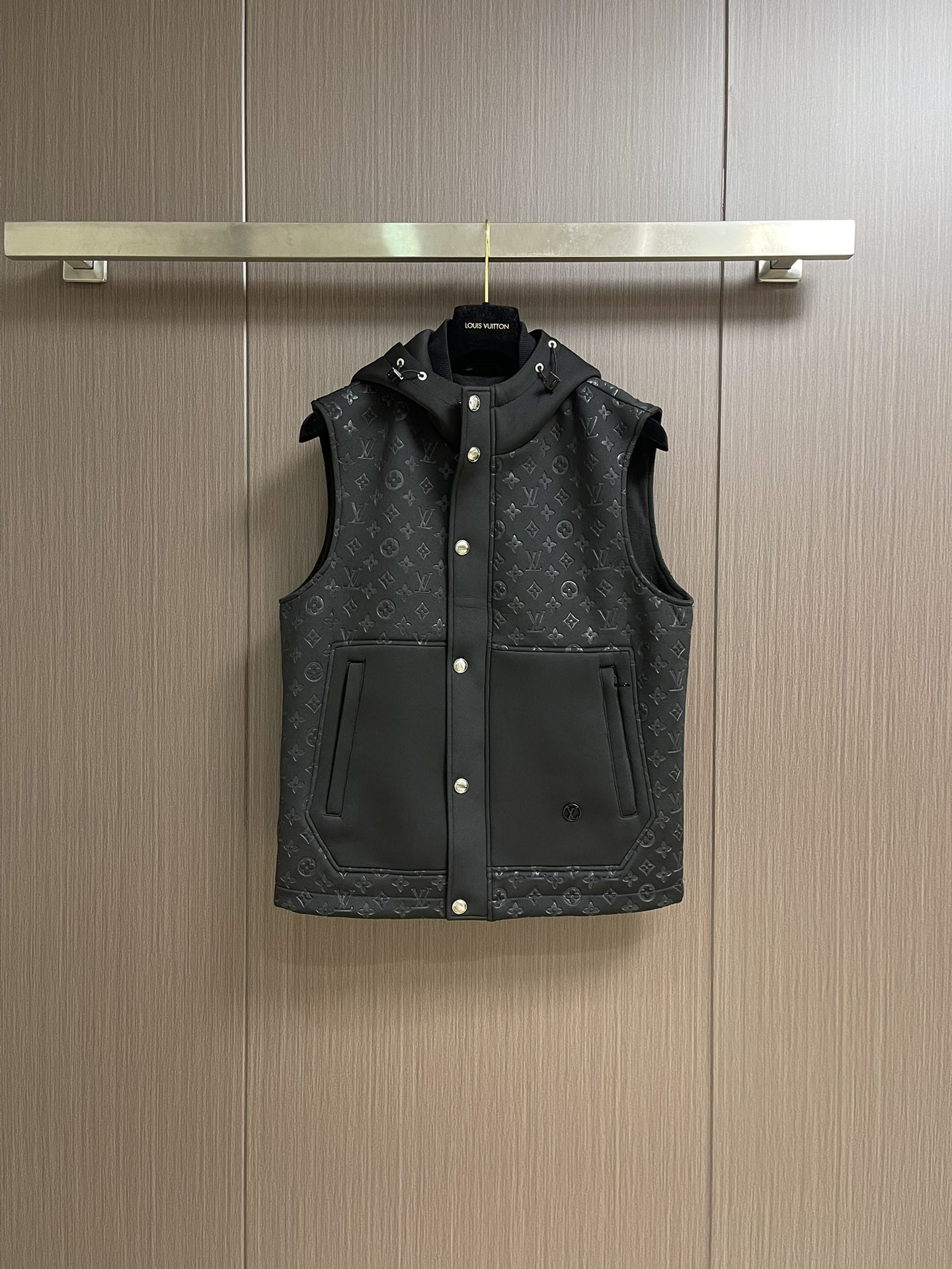 NO:515185,LV 2025ss autumn new spliced ​​hooded sleeveless vest jacket, customized hardware, imported jacquard air-layer cotton, texture, shiny and drape, high-quality appearance, spliced ​​with four-leaf clover element letter jacquard pattern, full of old money!  Size M-3XL, louis vuitton, jackets & coats,hats,alexander wang19860909LV 2025ss秋季新款拼接连帽无袖马甲外套,定制五金,面料进口提花空气层棉,质感光泽垂感更强,品相高级,拼接满铺四叶草元素字母提花图案,老钱感十足！尺码M-3XL,,louis vuitton,jackets & coats,hats,alexander wang,Men's clothing