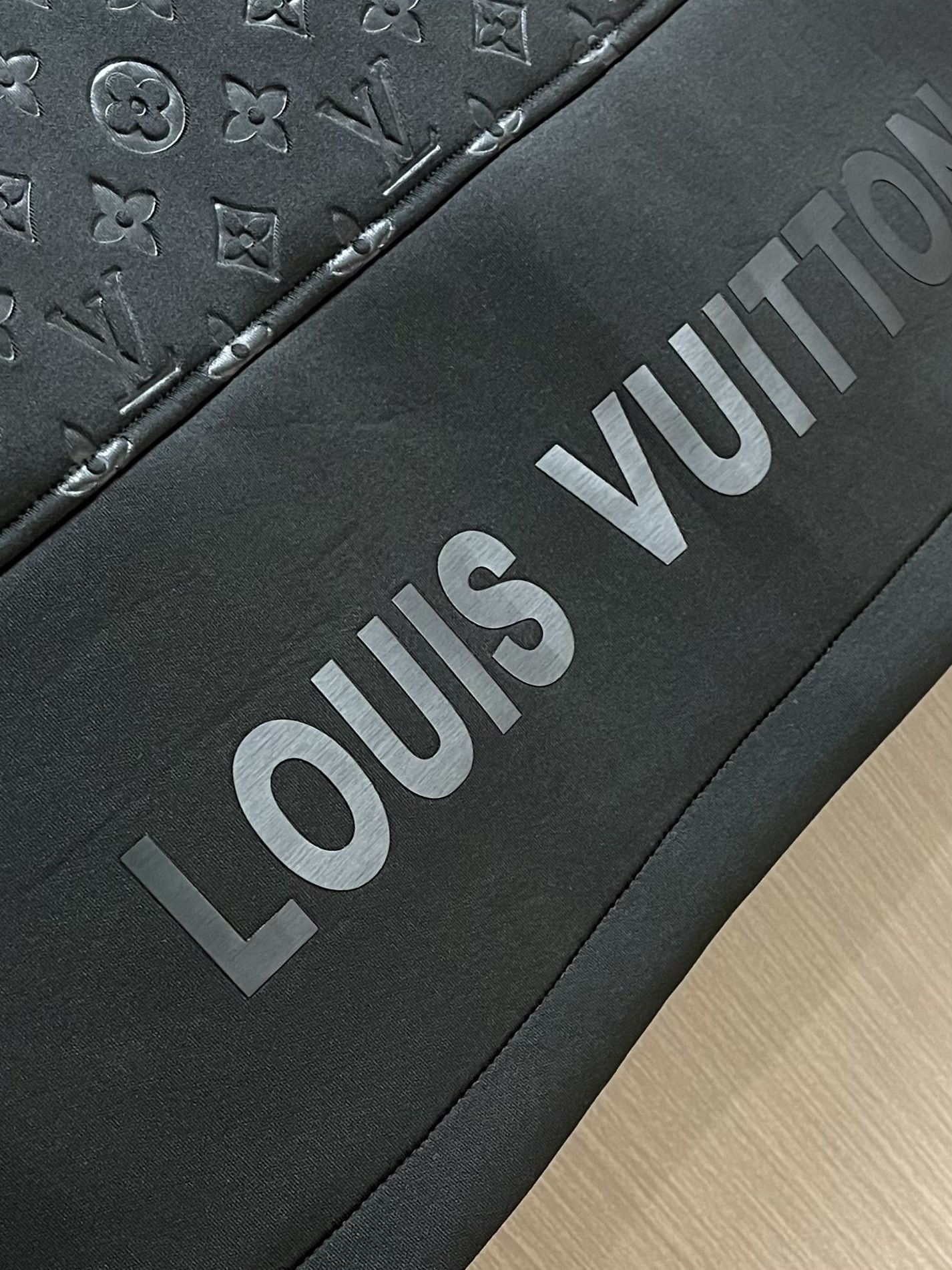 
LV 2025ss秋季新款拼接连帽无袖马甲外套，定制五金，面料进口提花空气层棉，质感光泽垂感更强，品相