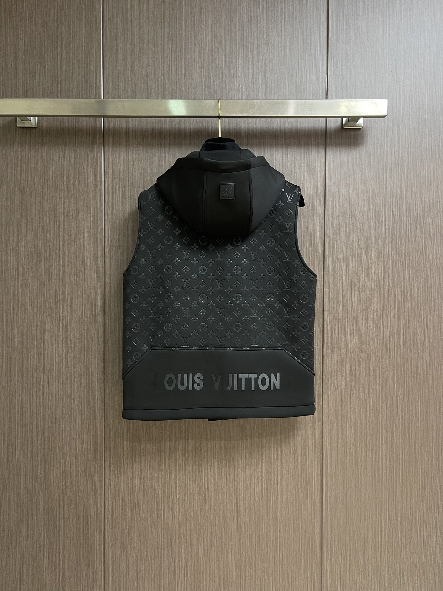 
LV 2025ss秋季新款拼接连帽无袖马甲外套，定制五金，面料进口提花空气层棉，质感光泽垂感更强，品相