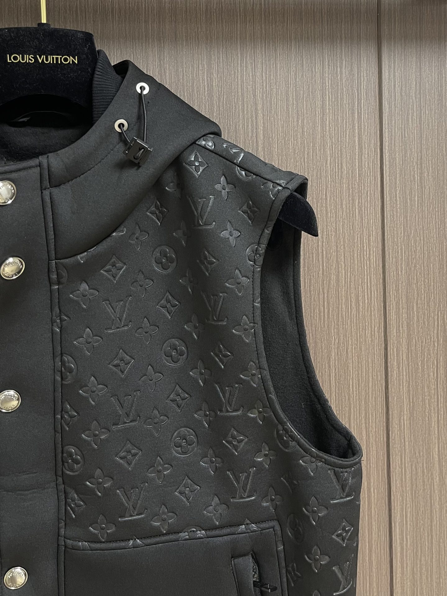 
LV 2025ss秋季新款拼接连帽无袖马甲外套，定制五金，面料进口提花空气层棉，质感光泽垂感更强，品相