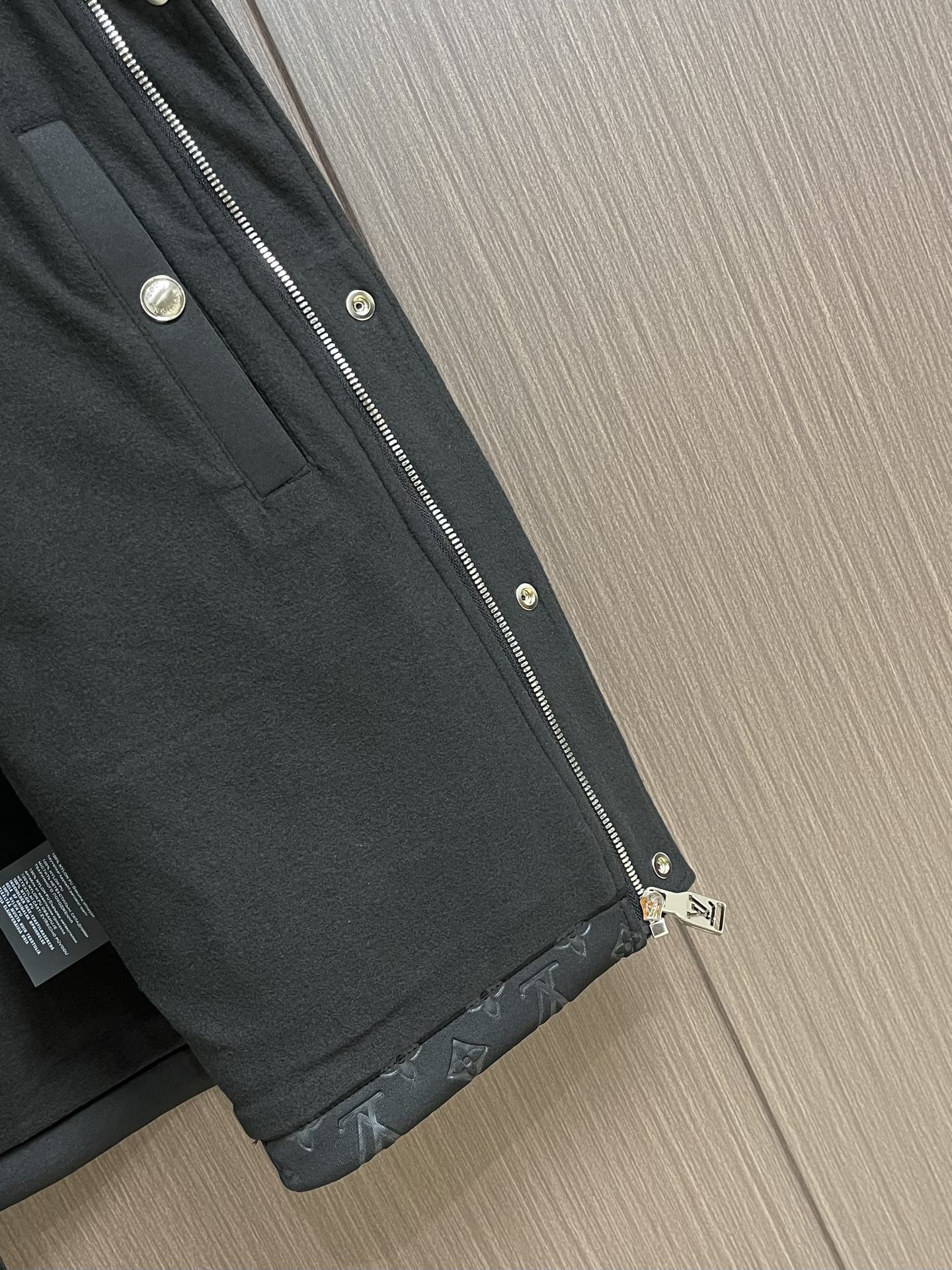 
LV 2025ss秋季新款拼接连帽无袖马甲外套，定制五金，面料进口提花空气层棉，质感光泽垂感更强，品相