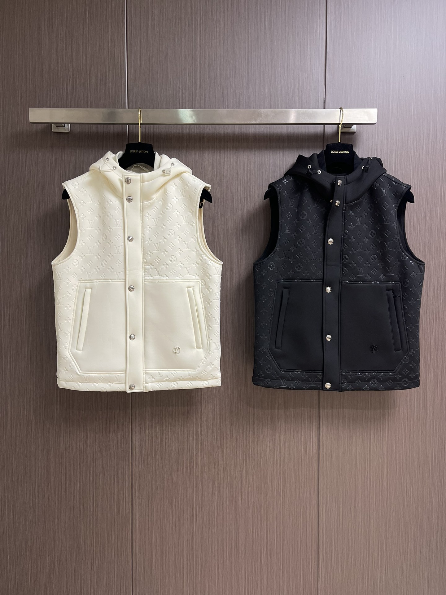
LV 2025ss秋季新款拼接连帽无袖马甲外套，定制五金，面料进口提花空气层棉，质感光泽垂感更强，品相