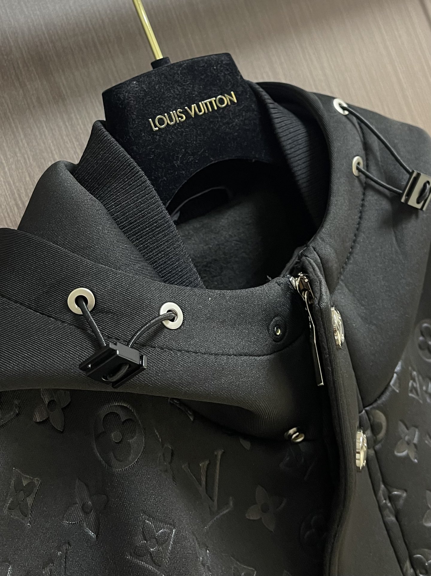 
LV 2025ss秋季新款拼接连帽无袖马甲外套，定制五金，面料进口提花空气层棉，质感光泽垂感更强，品相