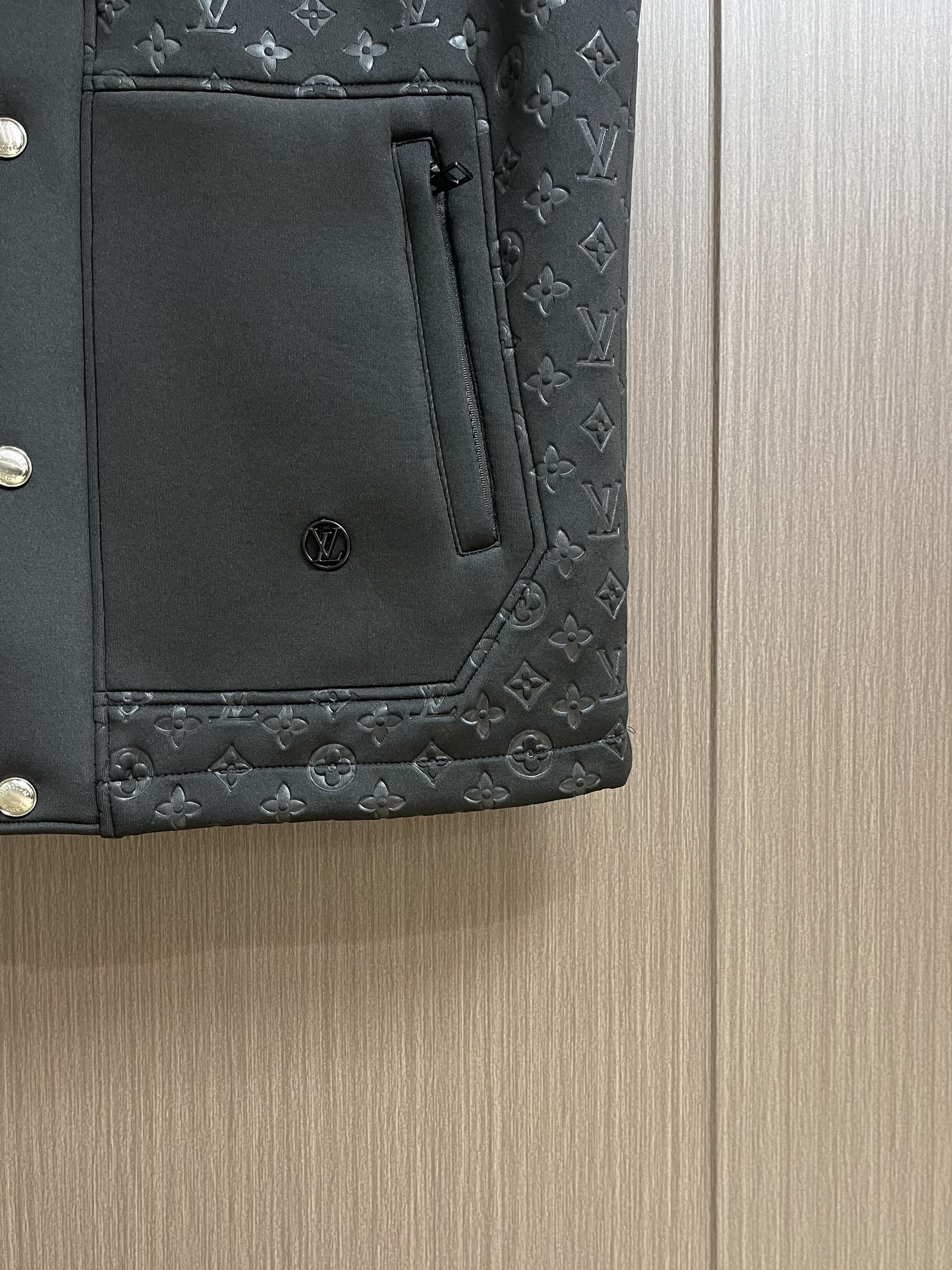 
LV 2025ss秋季新款拼接连帽无袖马甲外套，定制五金，面料进口提花空气层棉，质感光泽垂感更强，品相