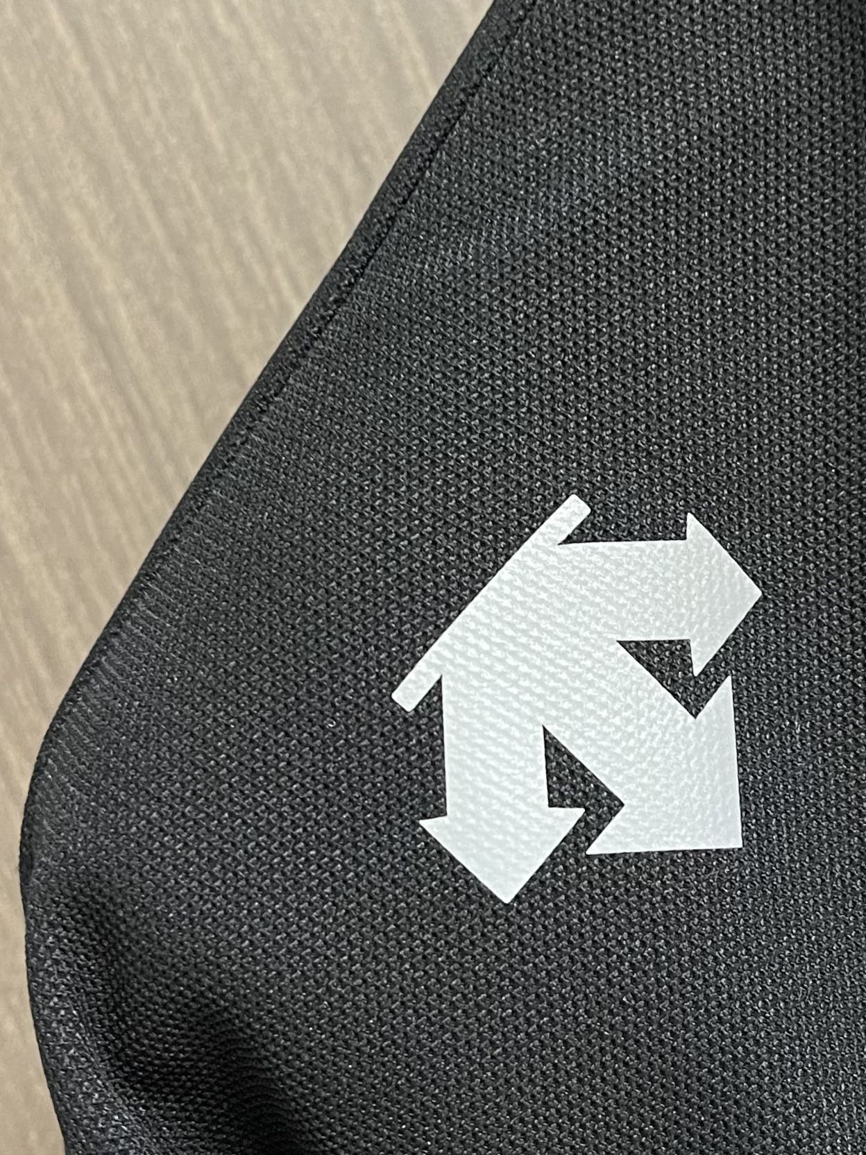 
Descente迪桑特 2025ss秋冬新款男士连帽夹克外套，定制面料 透气舒适度高，细节无可挑剔，品