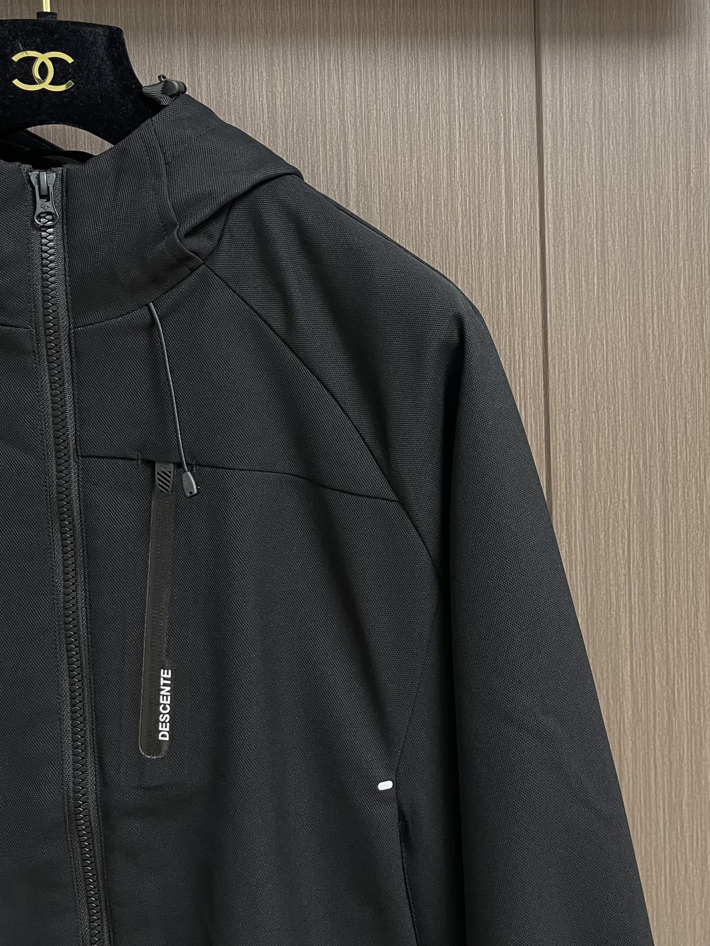 
Descente迪桑特 2025ss秋冬新款男士连帽夹克外套，定制面料 透气舒适度高，细节无可挑剔，品