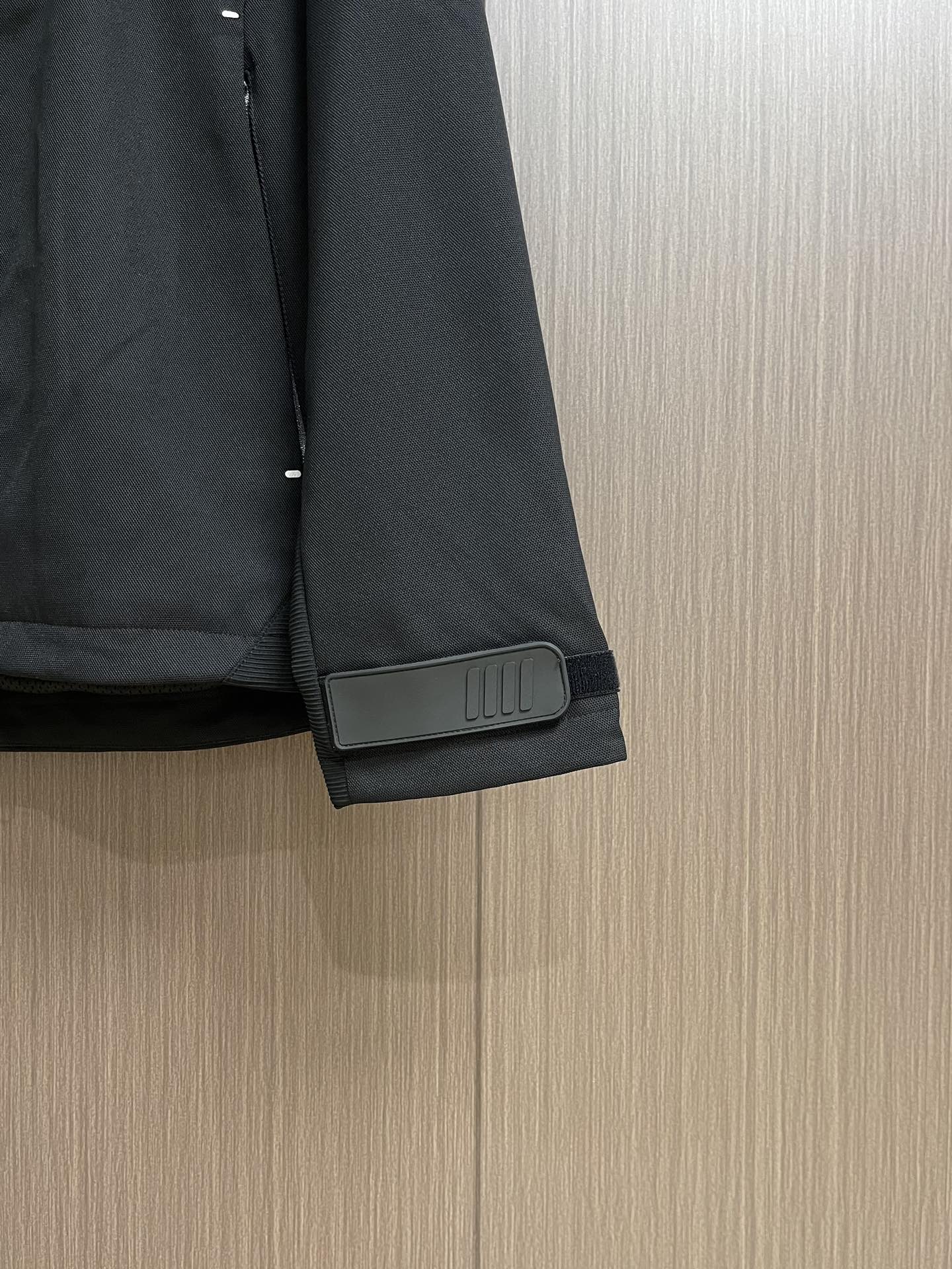 
Descente迪桑特 2025ss秋冬新款男士连帽夹克外套，定制面料 透气舒适度高，细节无可挑剔，品