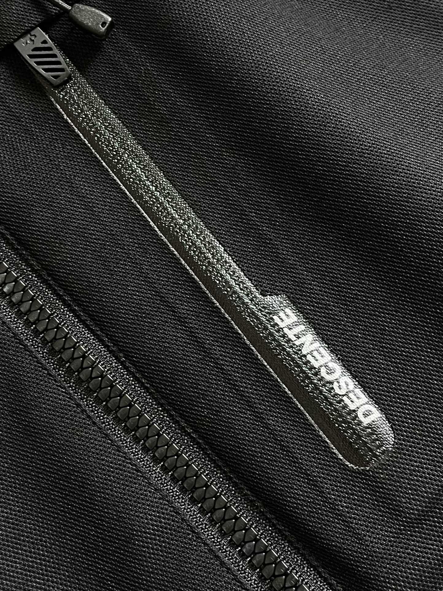 
Descente迪桑特 2025ss秋冬新款男士连帽夹克外套，定制面料 透气舒适度高，细节无可挑剔，品