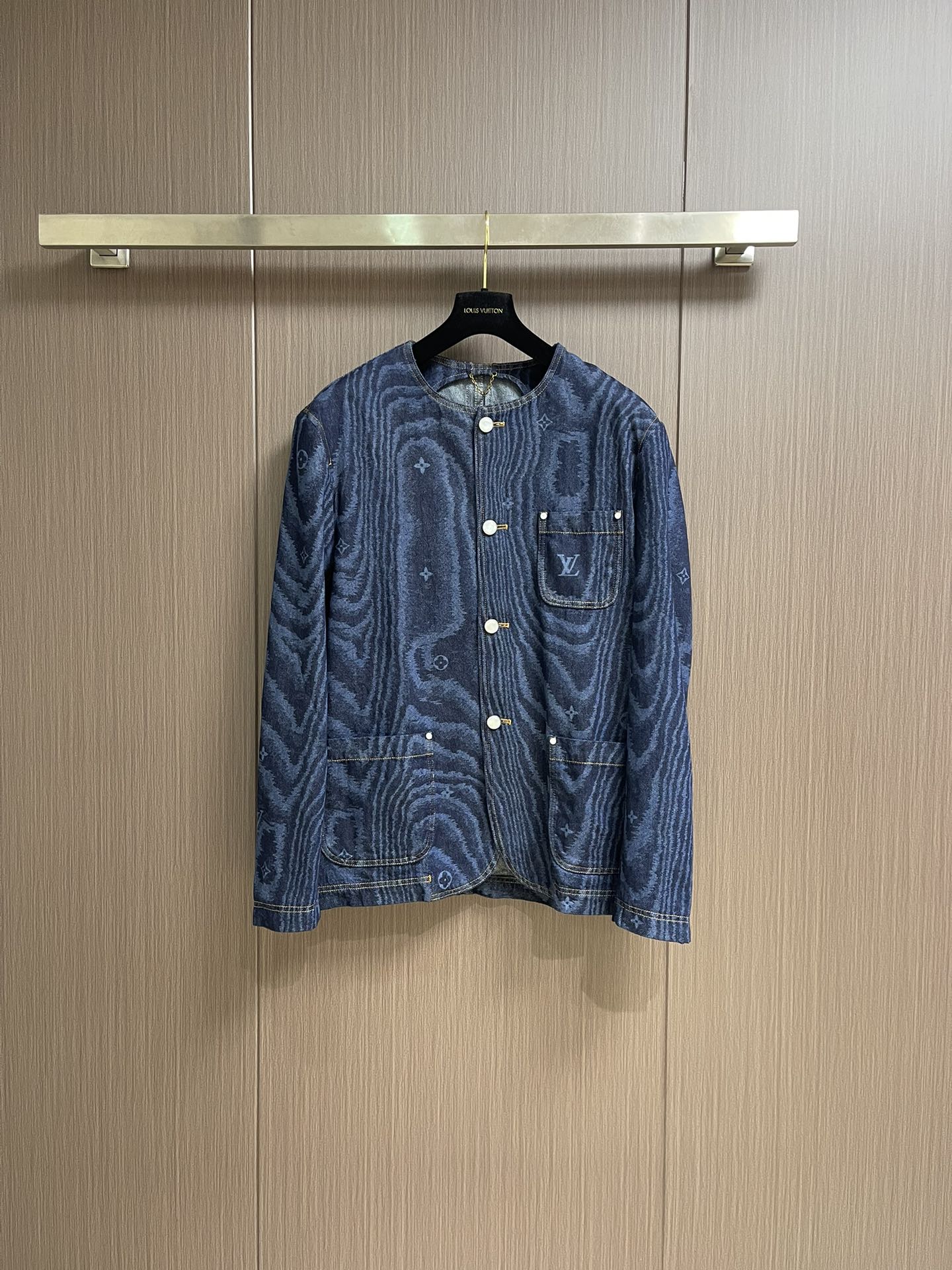 NO:514190,LV tree pattern denim collarless long-sleeved jacket, FW25 early autumn men's series collarless denim rivet full-sleeved logo print long-sleeved denim men's blue, this collarless piece is laid out with the LV Moire pattern, and the Monogram logo is implicitly integrated into it to create a shiny texture like mulberry silk. Marque L.Vuitton Deposee nubonic label is housed behind it, and can create a modern look with the same style. Size 46-52,,louis vuitton, jackets & coats,alexander wang19860909LV 树纹牛仔无领长袖外套,FW25早秋男士系列无领丹宁铆钉全幅标识印花长袖牛仔男款蓝色,这件无领为丹宁布铺陈 LV Moire 图案,并将 Monogram标识含蓄融入其间,营造桑蚕丝般的莹泽质感.Marque L.Vuitton Deposee 正绒面革标签栖身背后,可与同款共筑摩登造型.尺码46-52,,louis vuitton,jackets & coats,alexander wang,Men's clothing