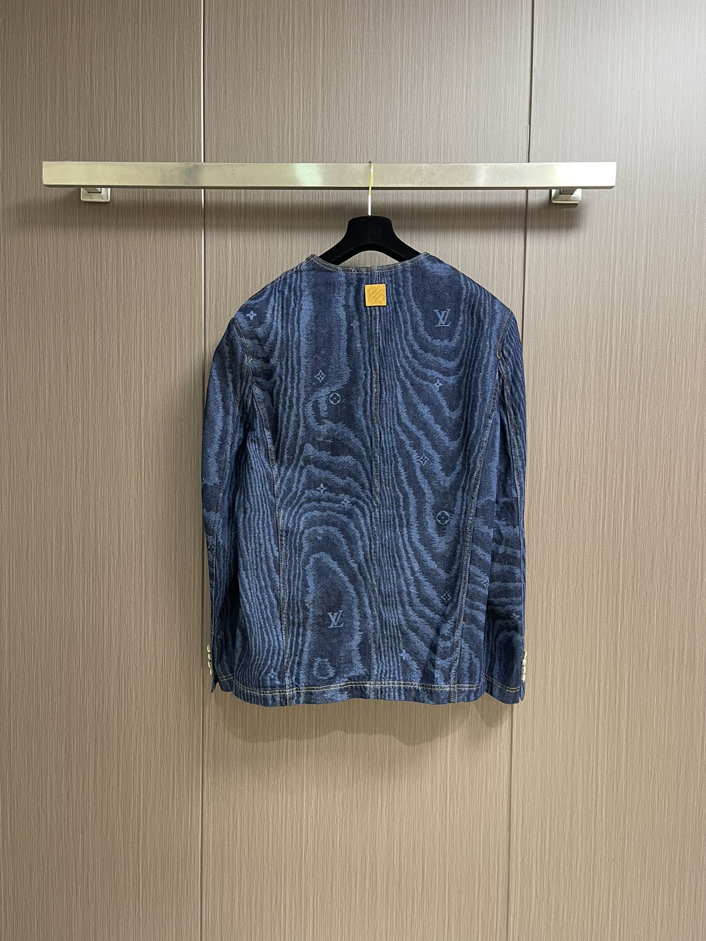 
LV 树纹牛仔无领长袖外套，FW25早秋男士系列无领丹宁铆钉全幅标识印花长袖牛仔男款蓝色，这件无领为丹