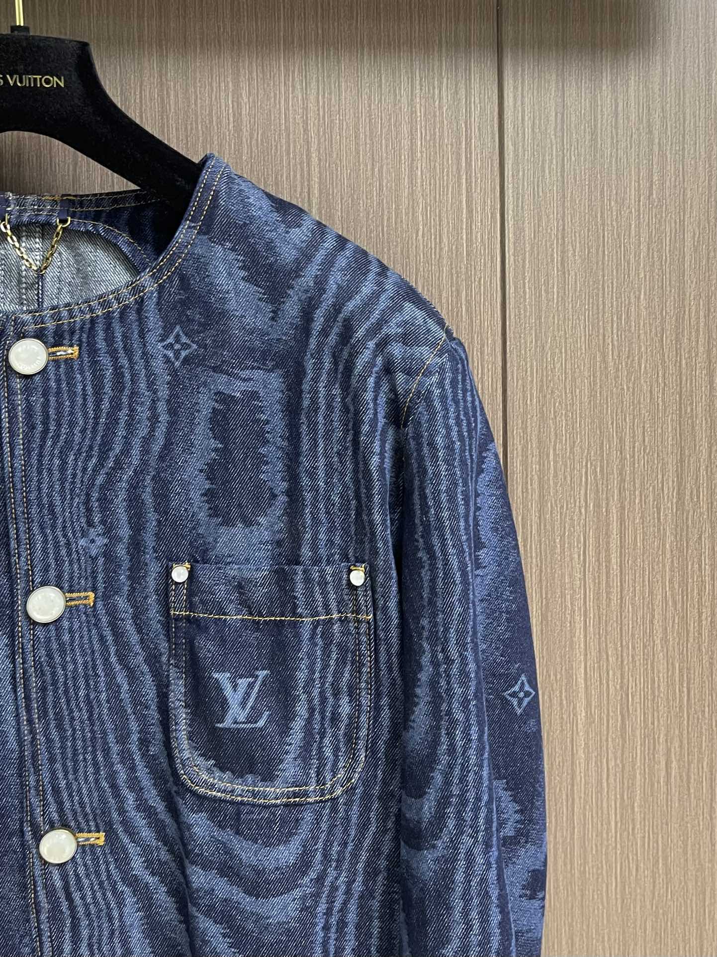 
LV 树纹牛仔无领长袖外套，FW25早秋男士系列无领丹宁铆钉全幅标识印花长袖牛仔男款蓝色，这件无领为丹