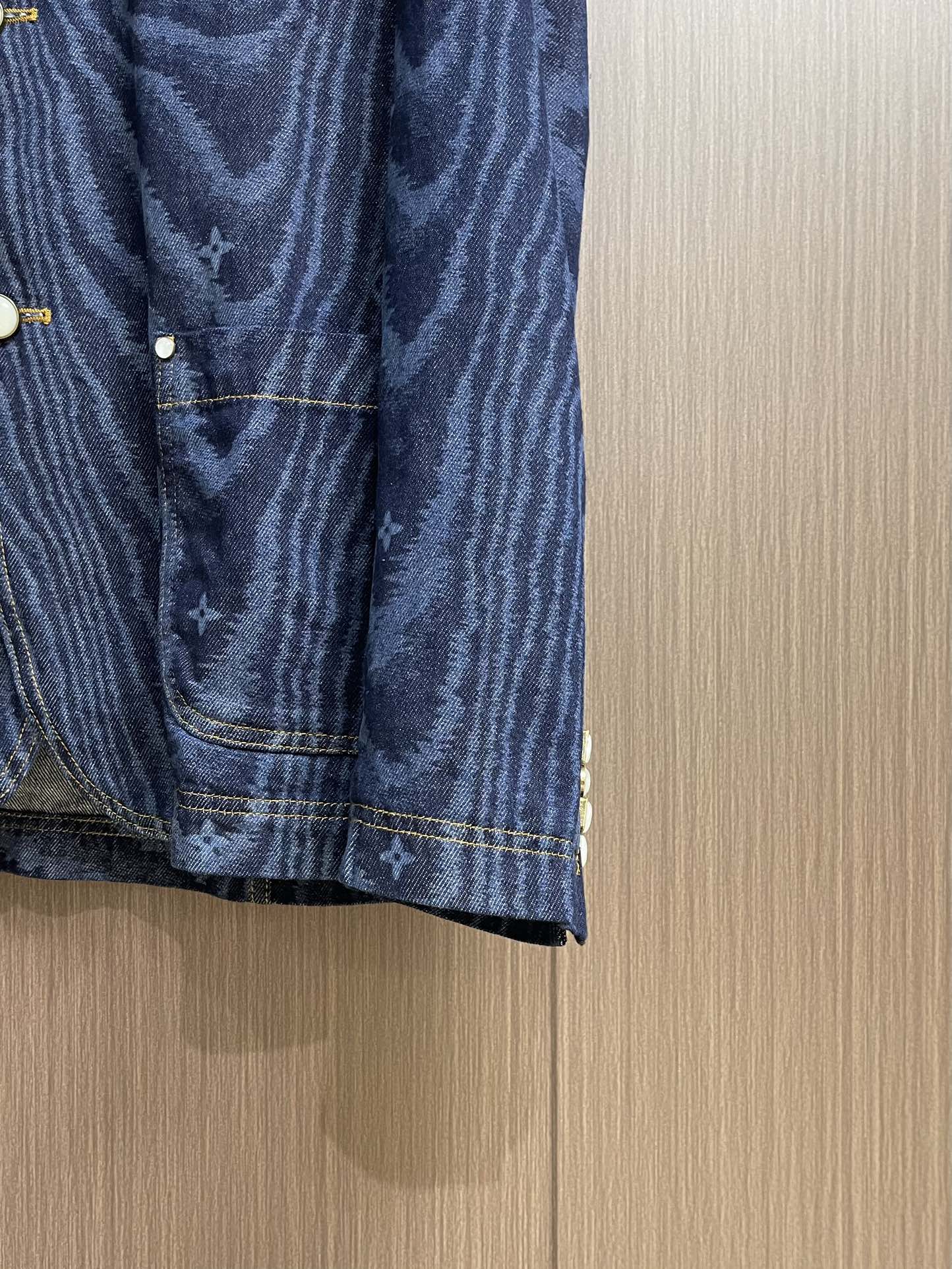 
LV 树纹牛仔无领长袖外套，FW25早秋男士系列无领丹宁铆钉全幅标识印花长袖牛仔男款蓝色，这件无领为丹