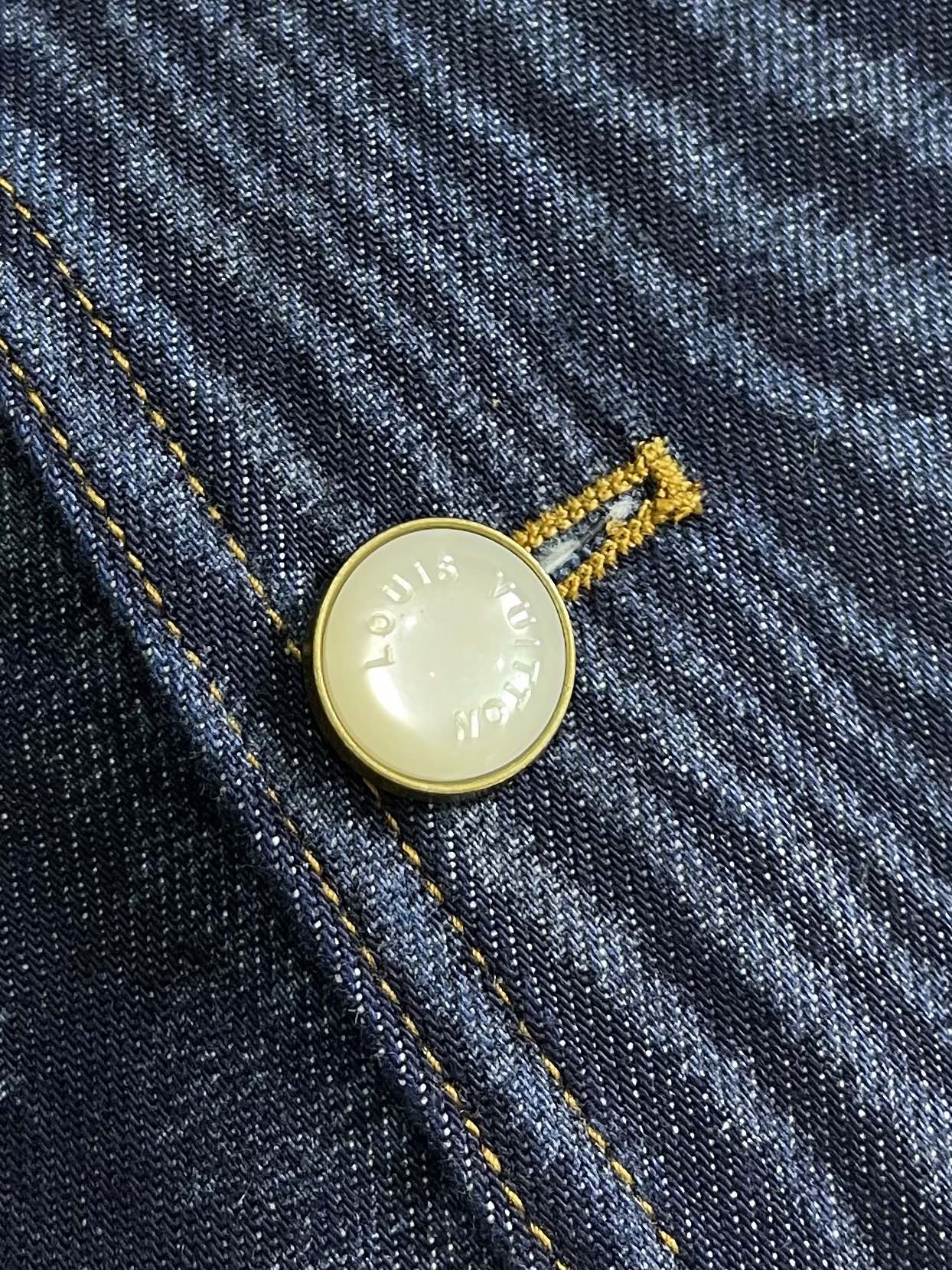 
LV 树纹牛仔无领长袖外套，FW25早秋男士系列无领丹宁铆钉全幅标识印花长袖牛仔男款蓝色，这件无领为丹