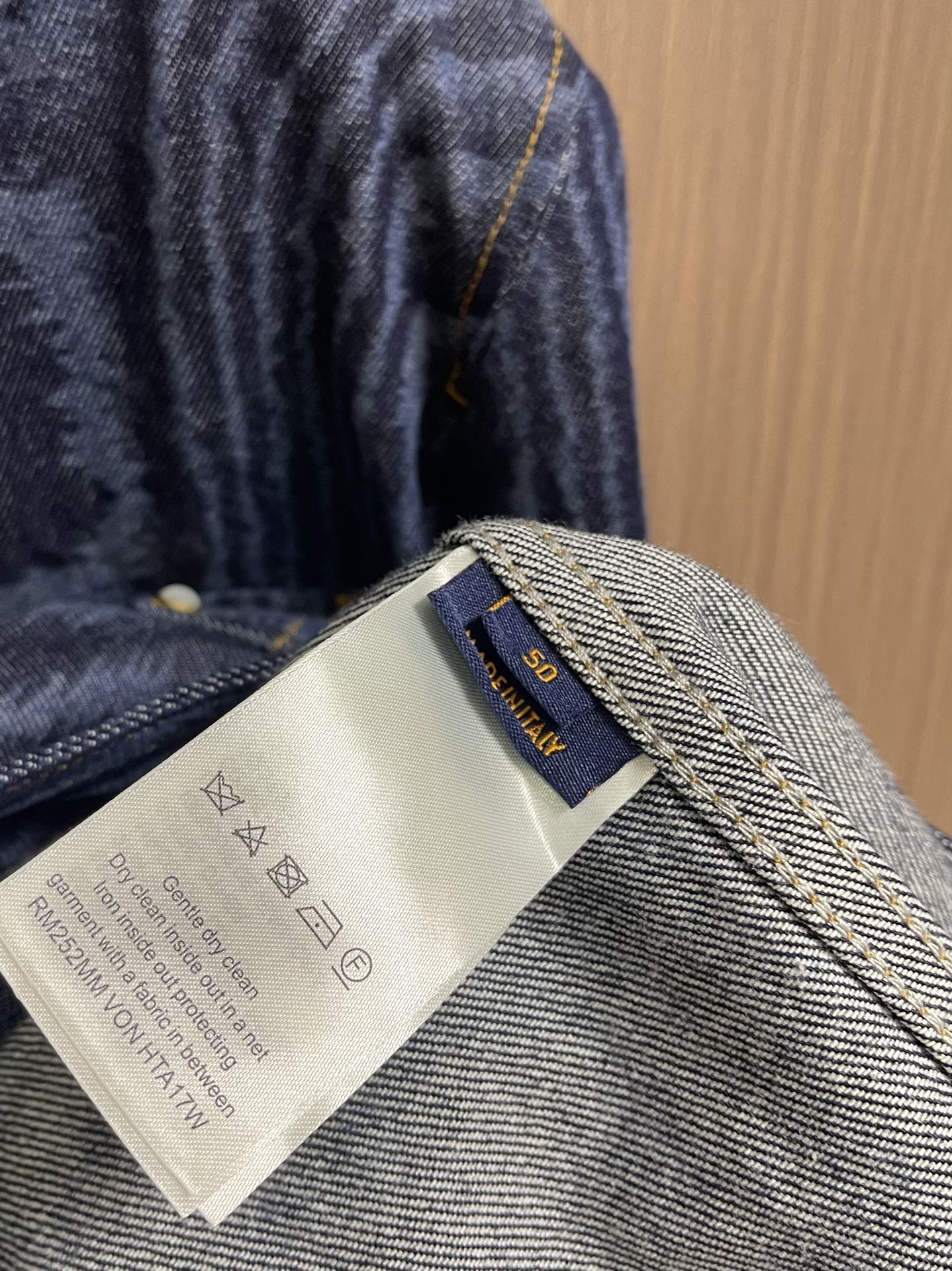 
LV 树纹牛仔无领长袖外套，FW25早秋男士系列无领丹宁铆钉全幅标识印花长袖牛仔男款蓝色，这件无领为丹