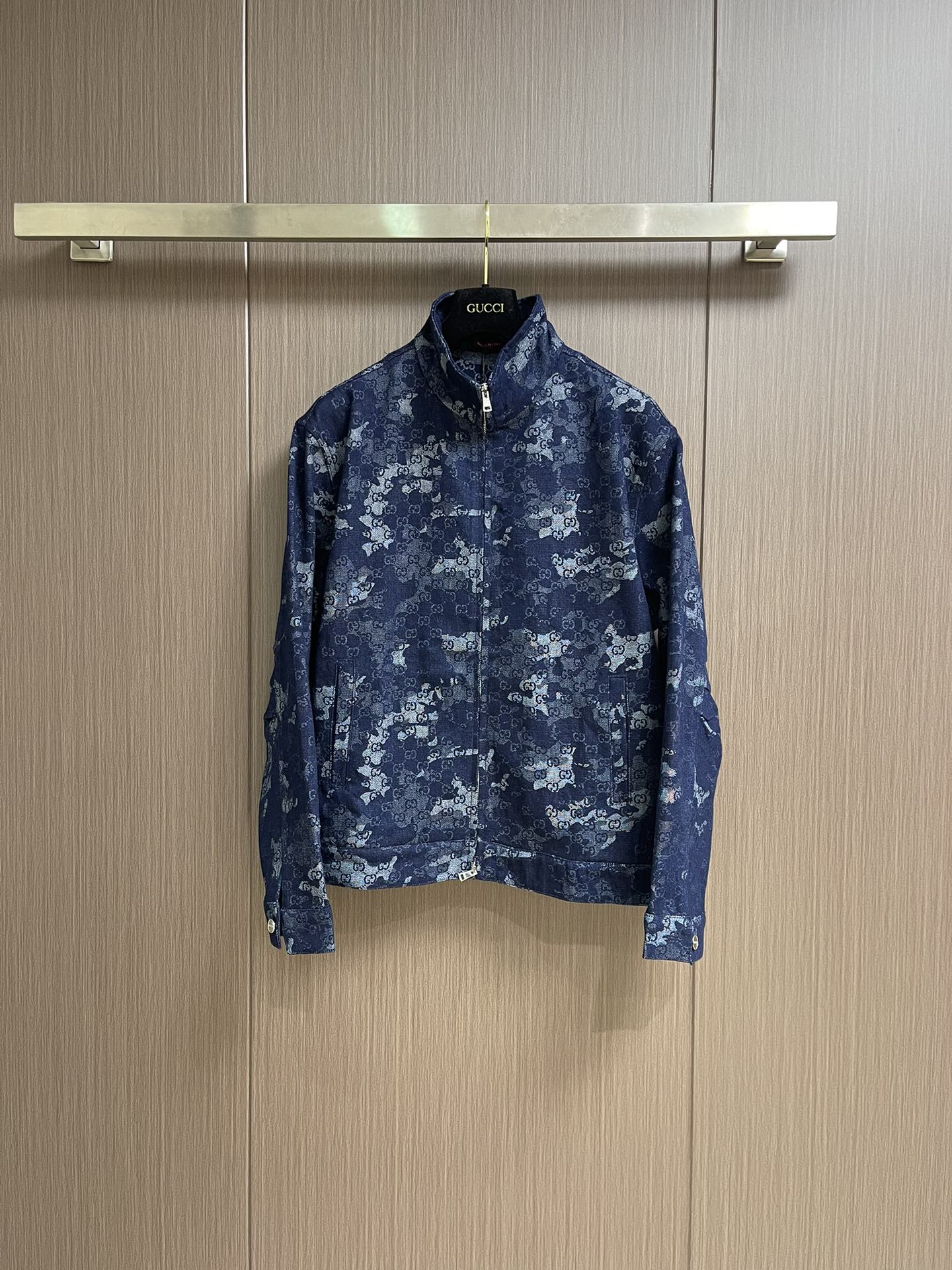 NO:515197,Gucci 2025ss new GG jacquard denim jacket combines denim clothing items with exquisite details, making daily style more elegant. This jacket is made of dark blue and ivory white denim jacquard fabric, giving a unique GG marble effect. Size S-XL, gucci, jackets & coats, alexander wang19860909Gucci 2025ss新款GG提花牛仔夹克 将丹宁服饰单品与精致细节融为一体,令日常造型更显高雅.这款夹克采用深蓝色和象牙白色丹宁提花面料打造,呈现别致GG大理石效果.尺码S-XL,,gucci,jackets & coats,alexander wang,Men's clothing