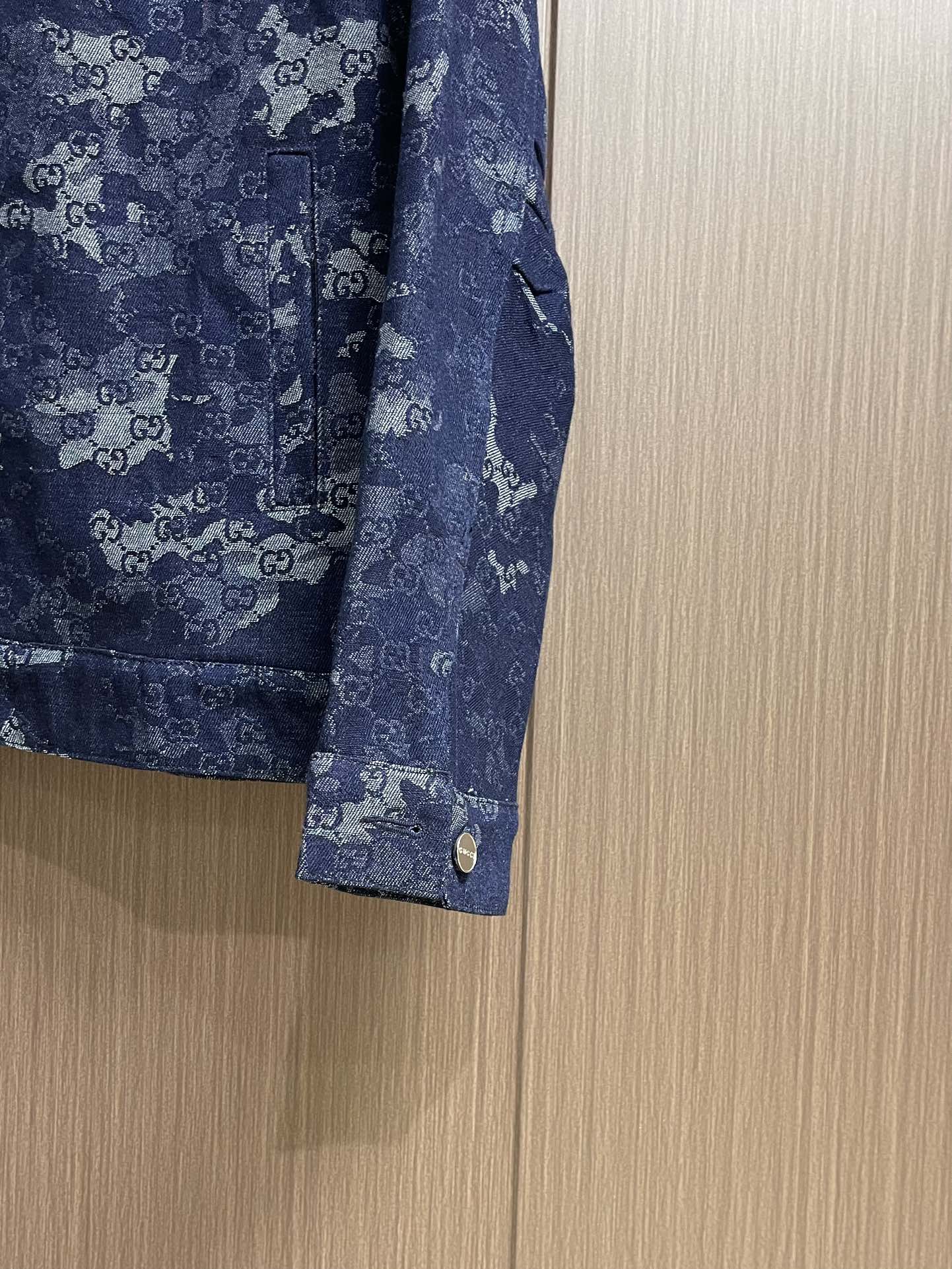 
Gucci 2025ss新款GG提花牛仔夹克 将丹宁服饰单品与精致细节融为一体，令日常造型更显高雅。这