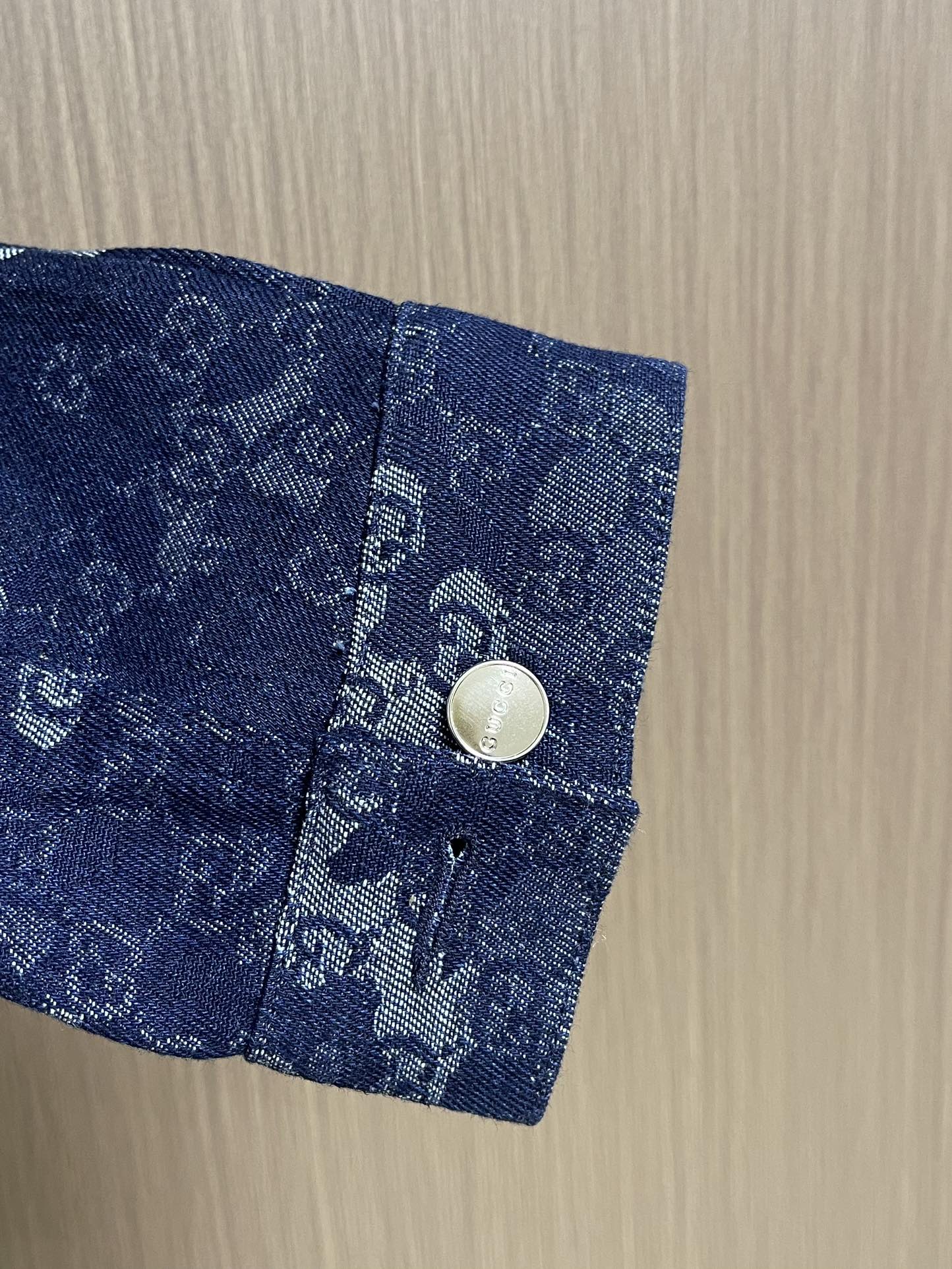 
Gucci 2025ss新款GG提花牛仔夹克 将丹宁服饰单品与精致细节融为一体，令日常造型更显高雅。这