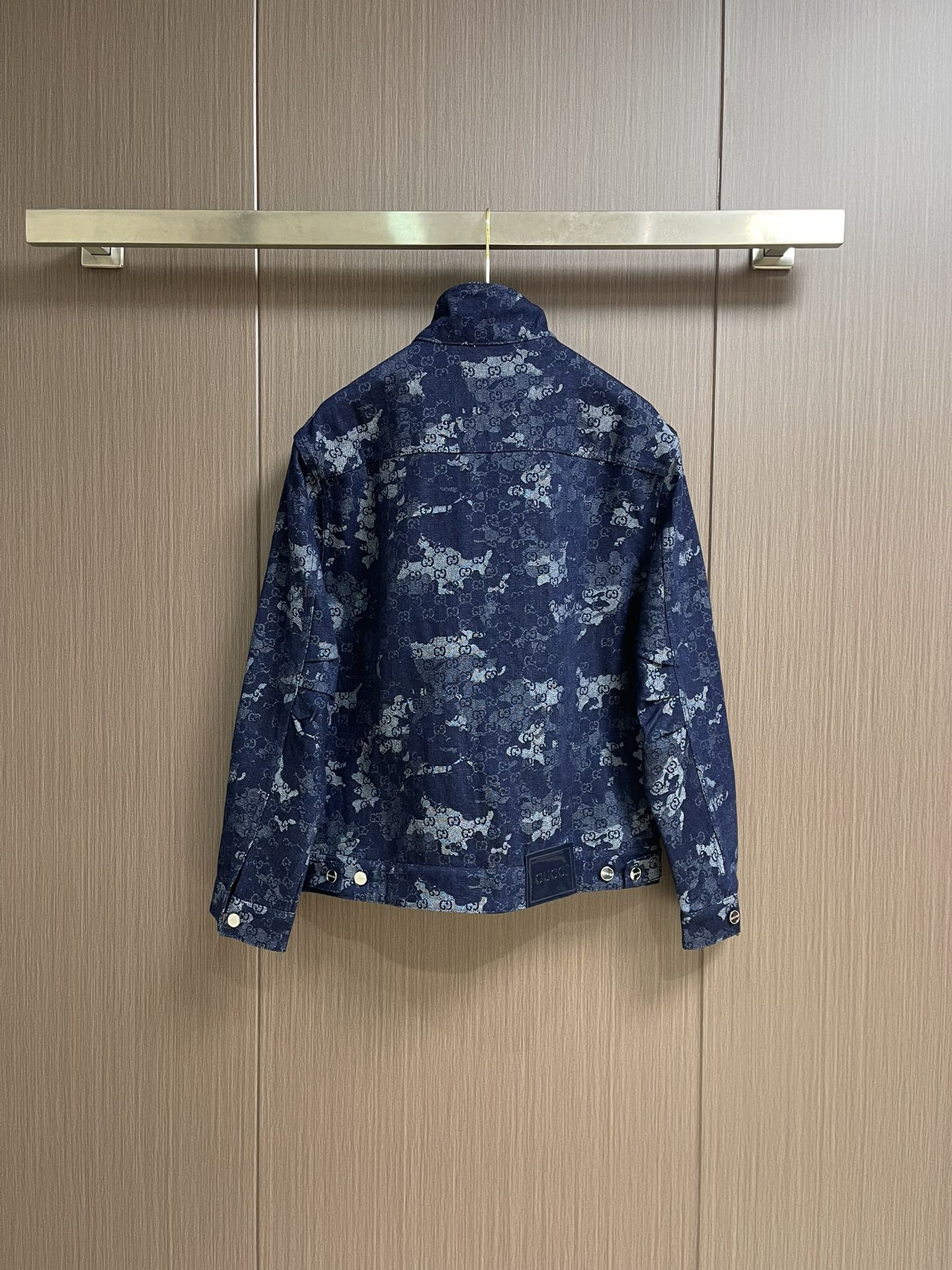 
Gucci 2025ss新款GG提花牛仔夹克 将丹宁服饰单品与精致细节融为一体，令日常造型更显高雅。这