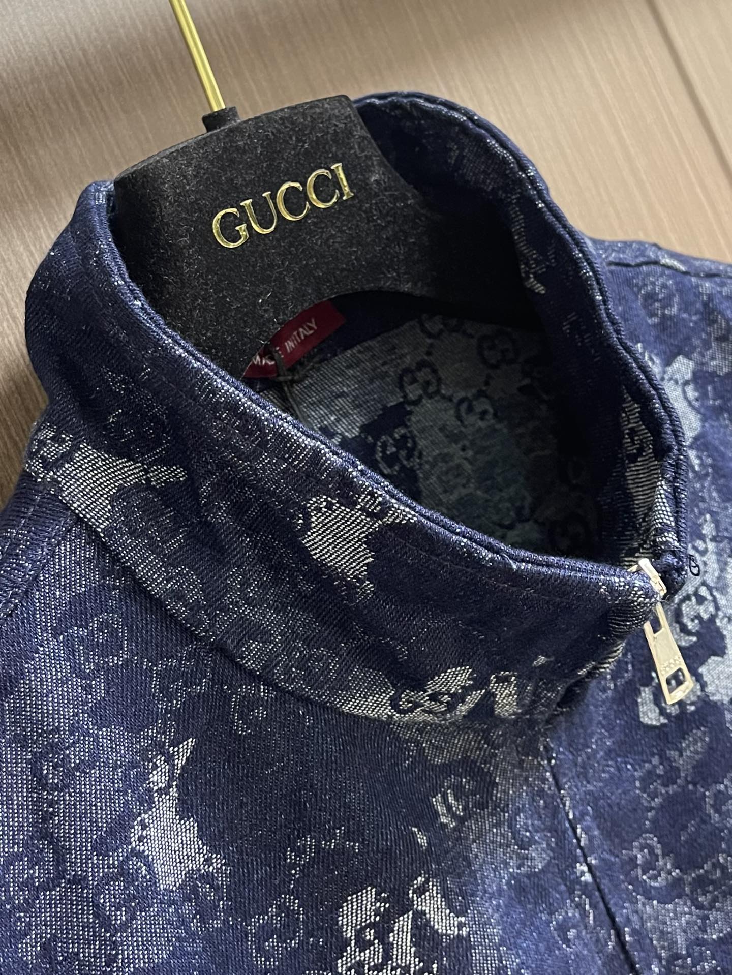 
Gucci 2025ss新款GG提花牛仔夹克 将丹宁服饰单品与精致细节融为一体，令日常造型更显高雅。这