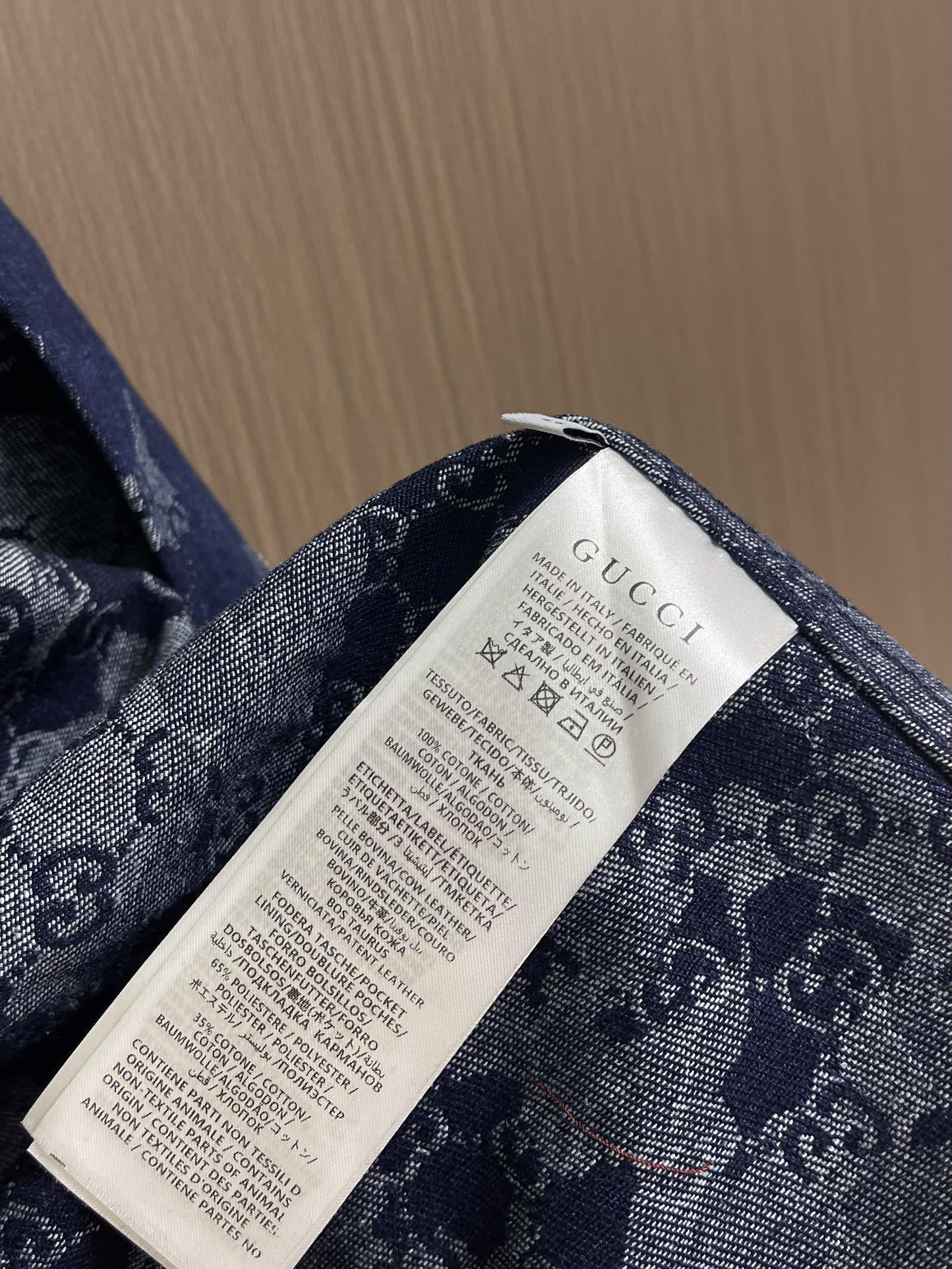 
Gucci 2025ss新款GG提花牛仔夹克 将丹宁服饰单品与精致细节融为一体，令日常造型更显高雅。这