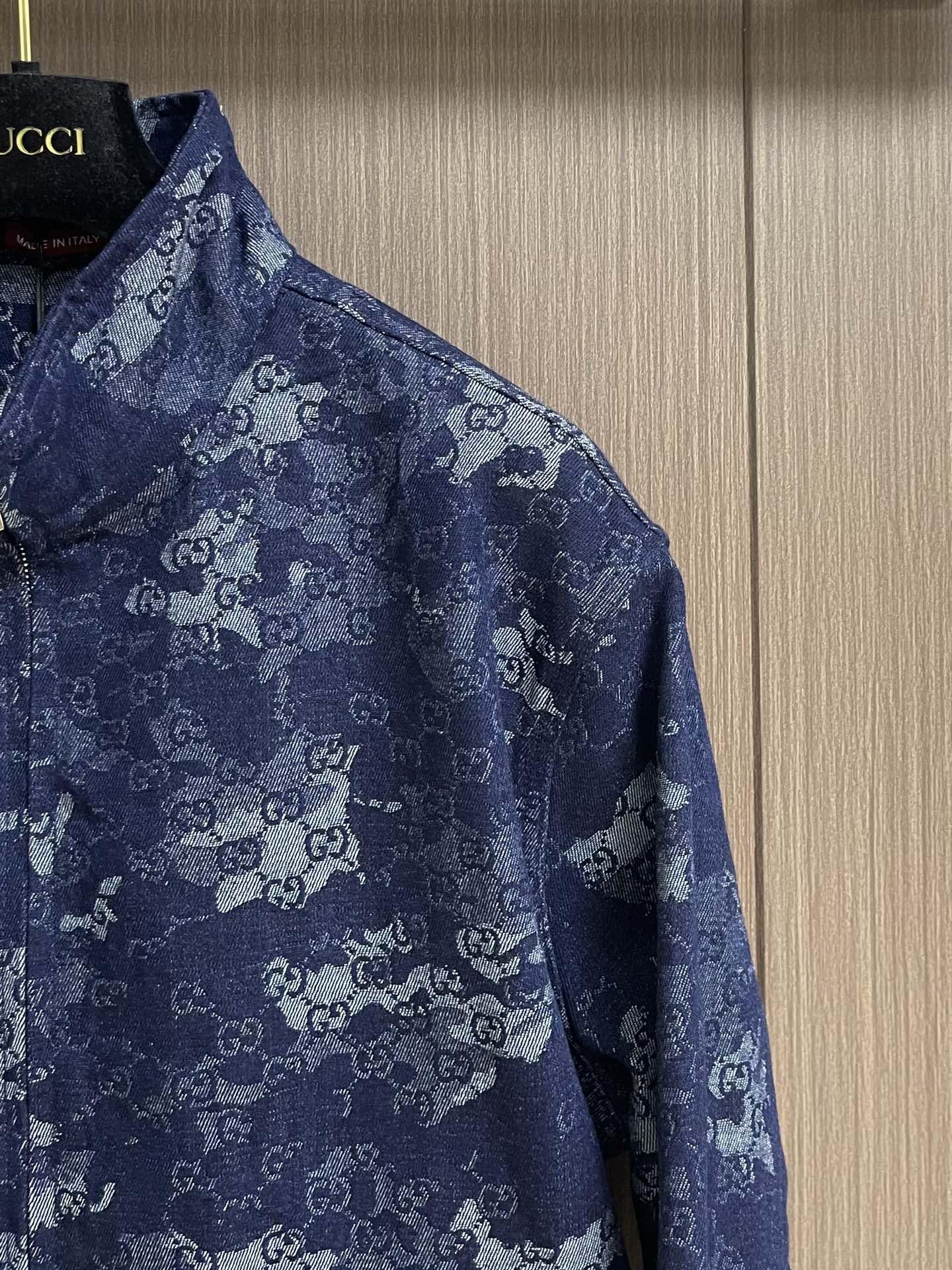 
Gucci 2025ss新款GG提花牛仔夹克 将丹宁服饰单品与精致细节融为一体，令日常造型更显高雅。这