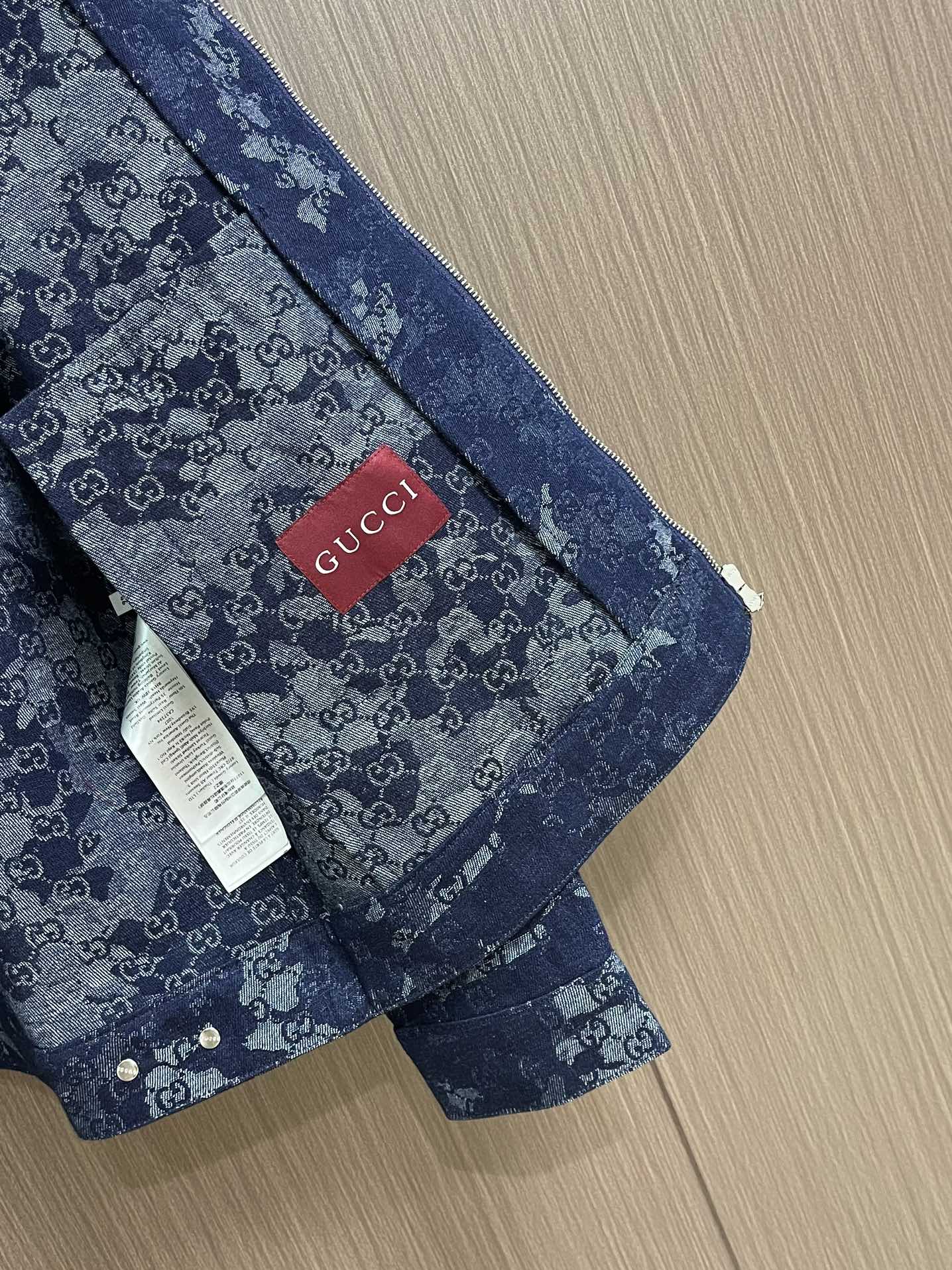 
Gucci 2025ss新款GG提花牛仔夹克 将丹宁服饰单品与精致细节融为一体，令日常造型更显高雅。这