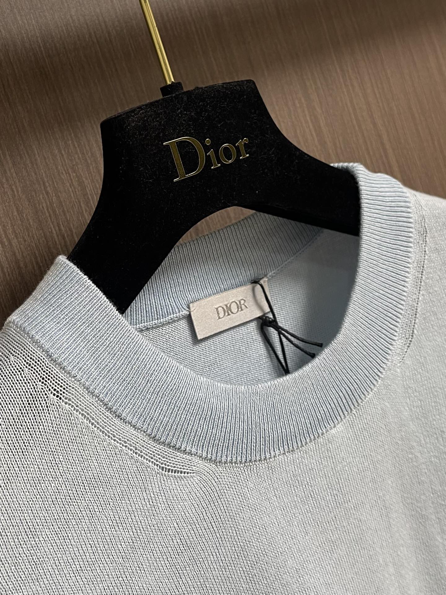 
Dior 2025ss秋季新款针织短袖圆领t恤，是二零二五冬季系列新品，饰以灵感源自 Dior档案的嵌