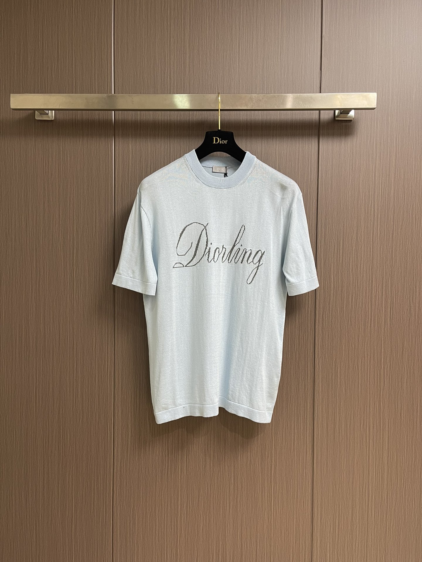 NO:512726,Dior 2025ss autumn new knitted short-sleeved round-neck T-shirt, a new product in the 2025 winter series, decorated with an inlay-woven Dior love logo inspired by Dior archives, paying tribute to Dior's inheritance. It is carefully crafted with blue wool blend jersey fabric and matched with a ribbed round neck. Casual tailoring can be matched with sports to create a casual and fashionable look. Size S-XL,,dior,dior,T-shirt,tees,t-shirt,alexander wang19860909Dior 2025ss秋季新款针织短袖圆领t恤,是二零二五冬季系列新品,饰以灵感源自 Dior档案的嵌花编织迪奥之爱标志,向 Dior 承传致敬.采用蓝色绵羊毛混纺平纹针织面料精心制作,搭配罗纹圆领.休闲剪裁,可与运动搭配,打造休闲时尚造型.尺码S-XL,,dior,dior,T-shirt,tees，t-shirt,alexander wang,Men's clothing