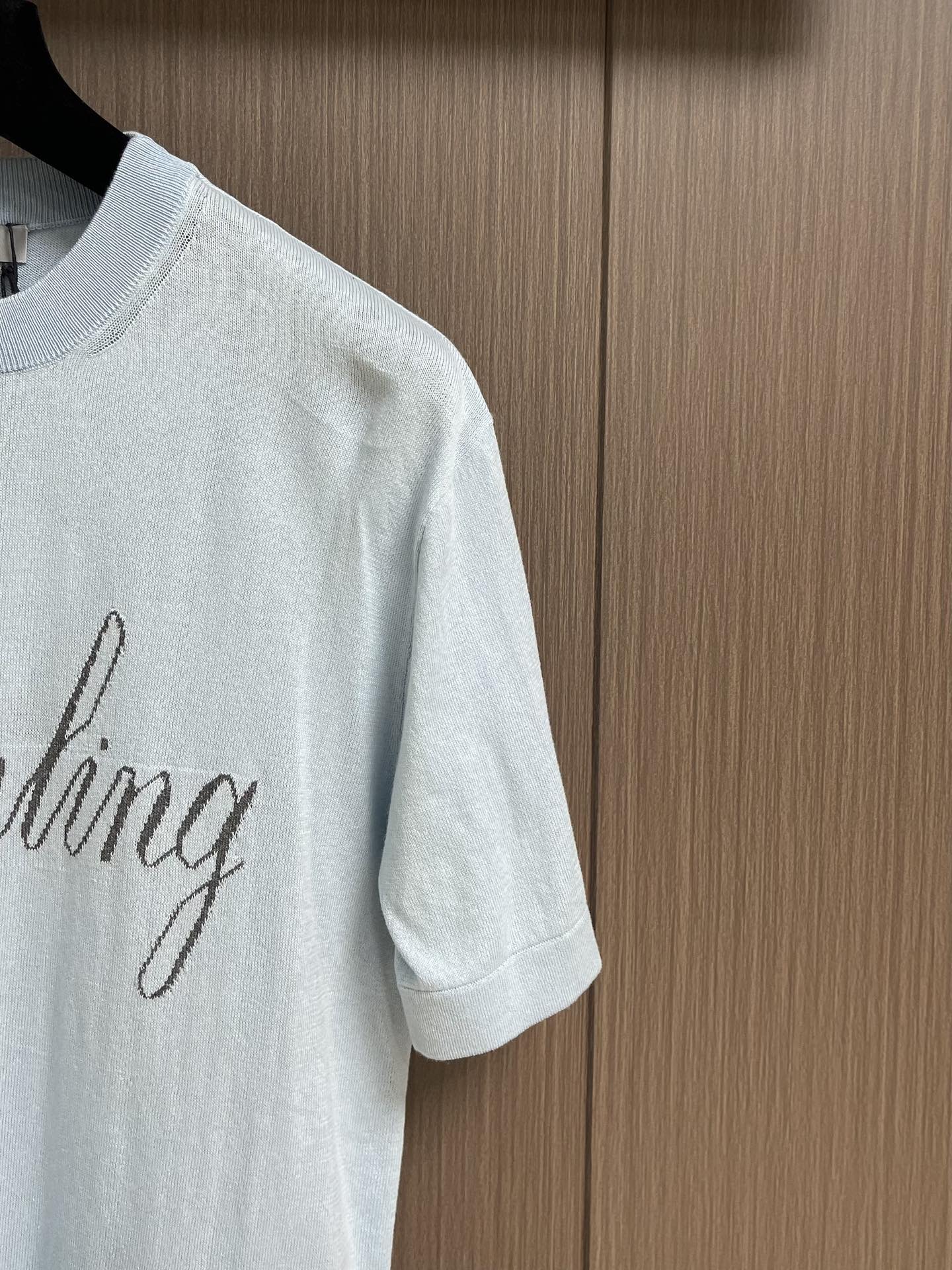 
Dior 2025ss秋季新款针织短袖圆领t恤，是二零二五冬季系列新品，饰以灵感源自 Dior档案的嵌