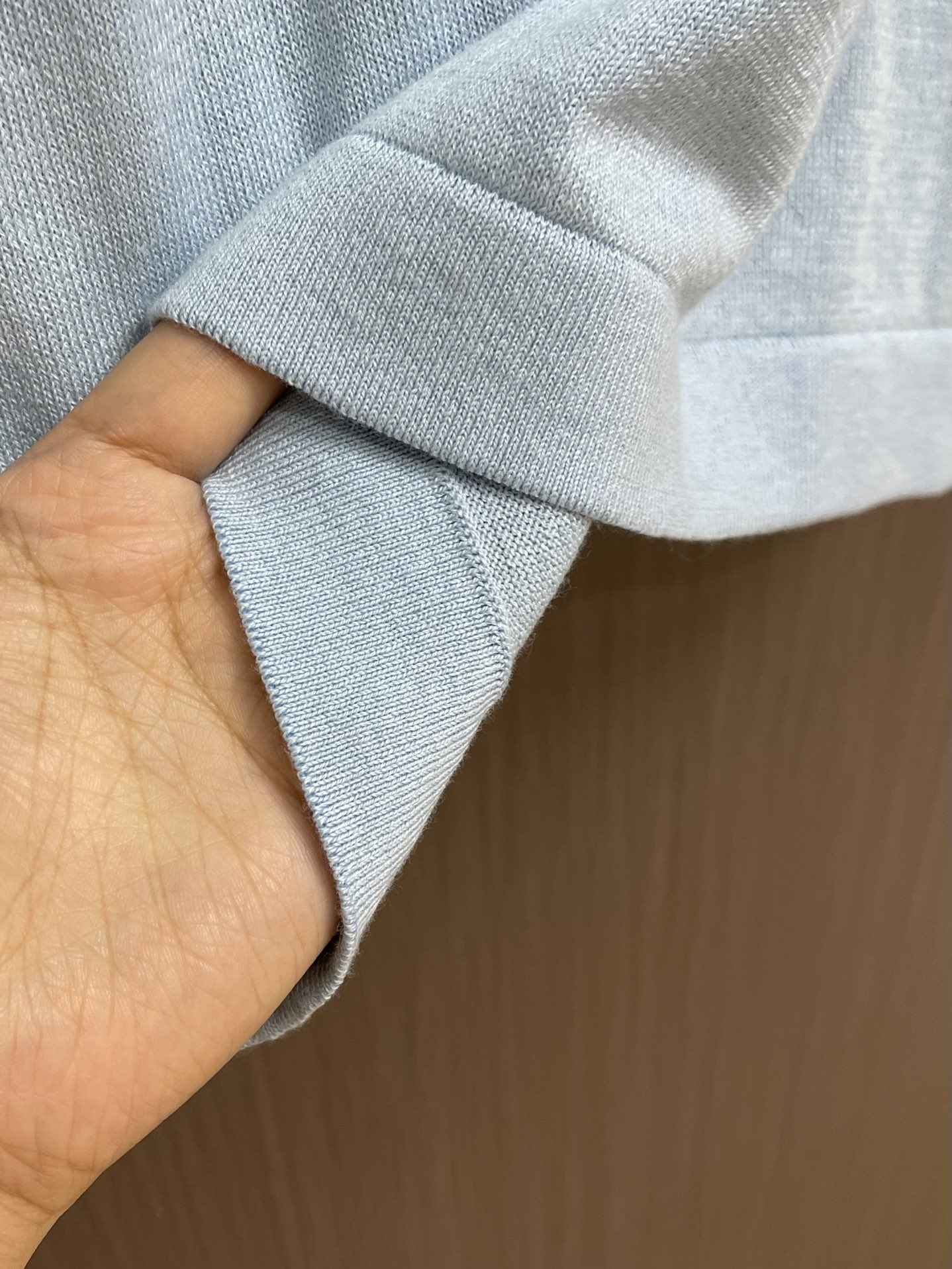 
Dior 2025ss秋季新款针织短袖圆领t恤，是二零二五冬季系列新品，饰以灵感源自 Dior档案的嵌