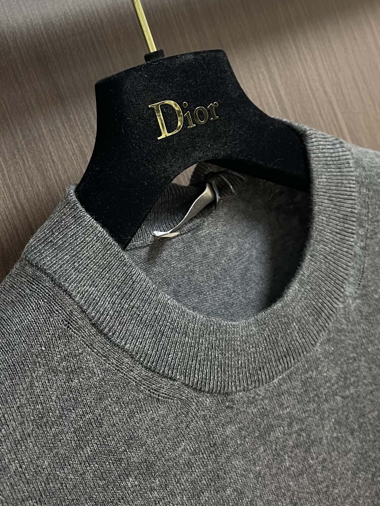 
Dior 2025ss秋季新款针织短袖圆领t恤，是二零二五冬季系列新品，饰以灵感源自 Dior档案的嵌
