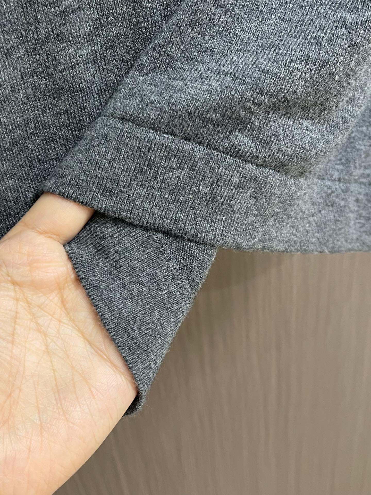 
Dior 2025ss秋季新款针织短袖圆领t恤，是二零二五冬季系列新品，饰以灵感源自 Dior档案的嵌