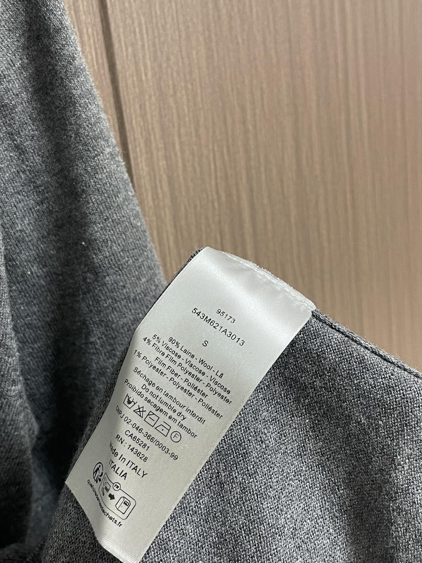 
Dior 2025ss秋季新款针织短袖圆领t恤，是二零二五冬季系列新品，饰以灵感源自 Dior档案的嵌