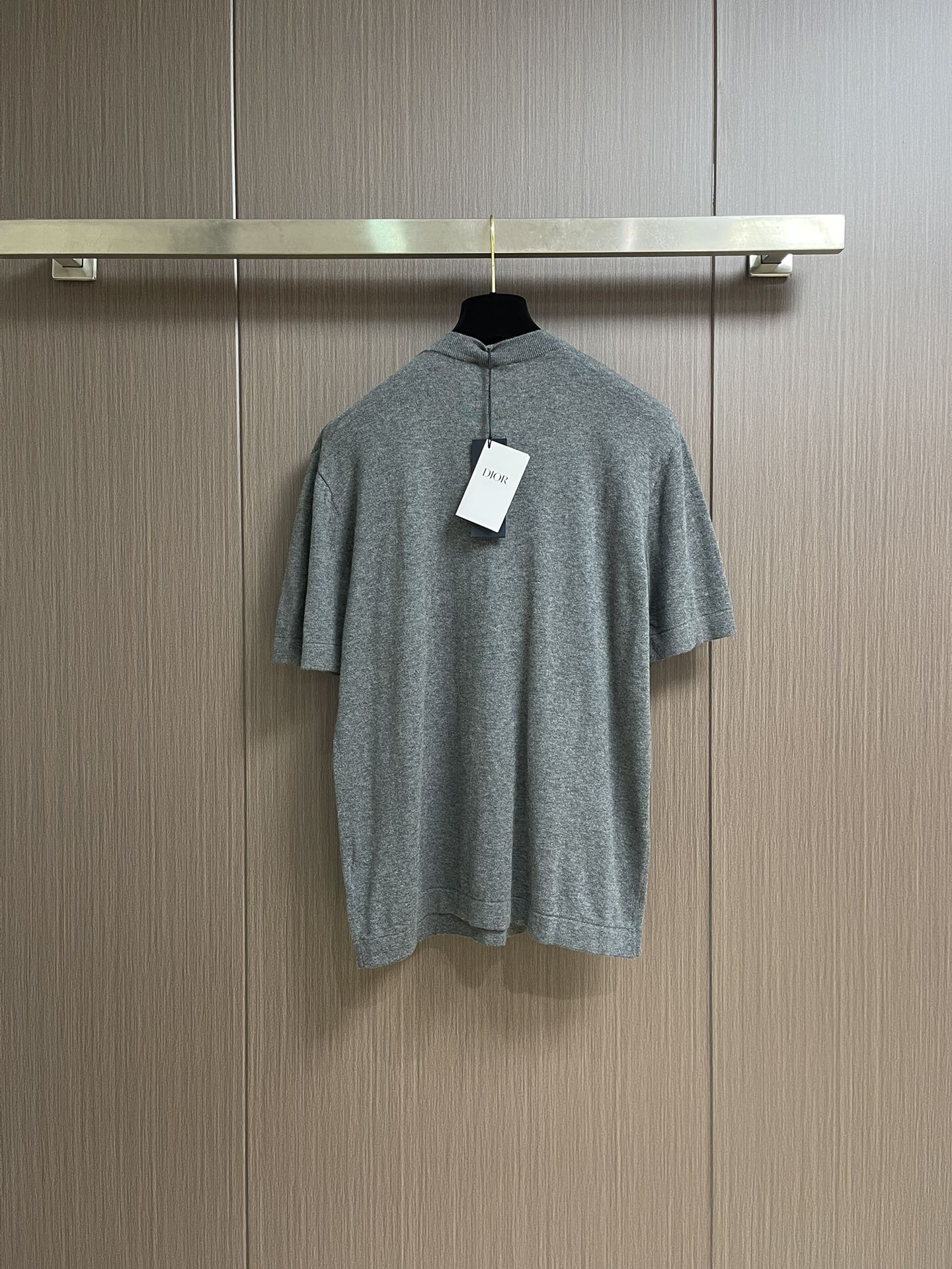 
Dior 2025ss秋季新款针织短袖圆领t恤，是二零二五冬季系列新品，饰以灵感源自 Dior档案的嵌