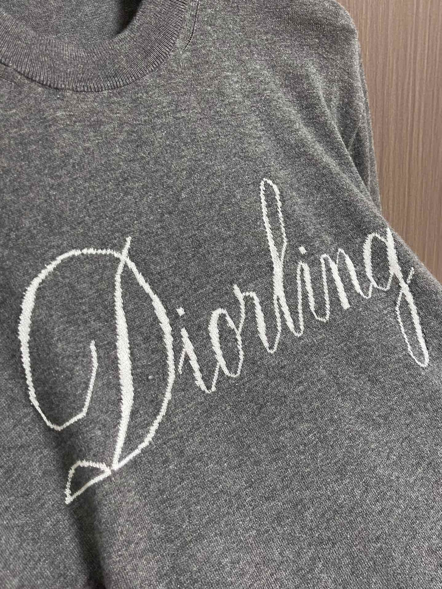 
Dior 2025ss秋季新款针织短袖圆领t恤，是二零二五冬季系列新品，饰以灵感源自 Dior档案的嵌