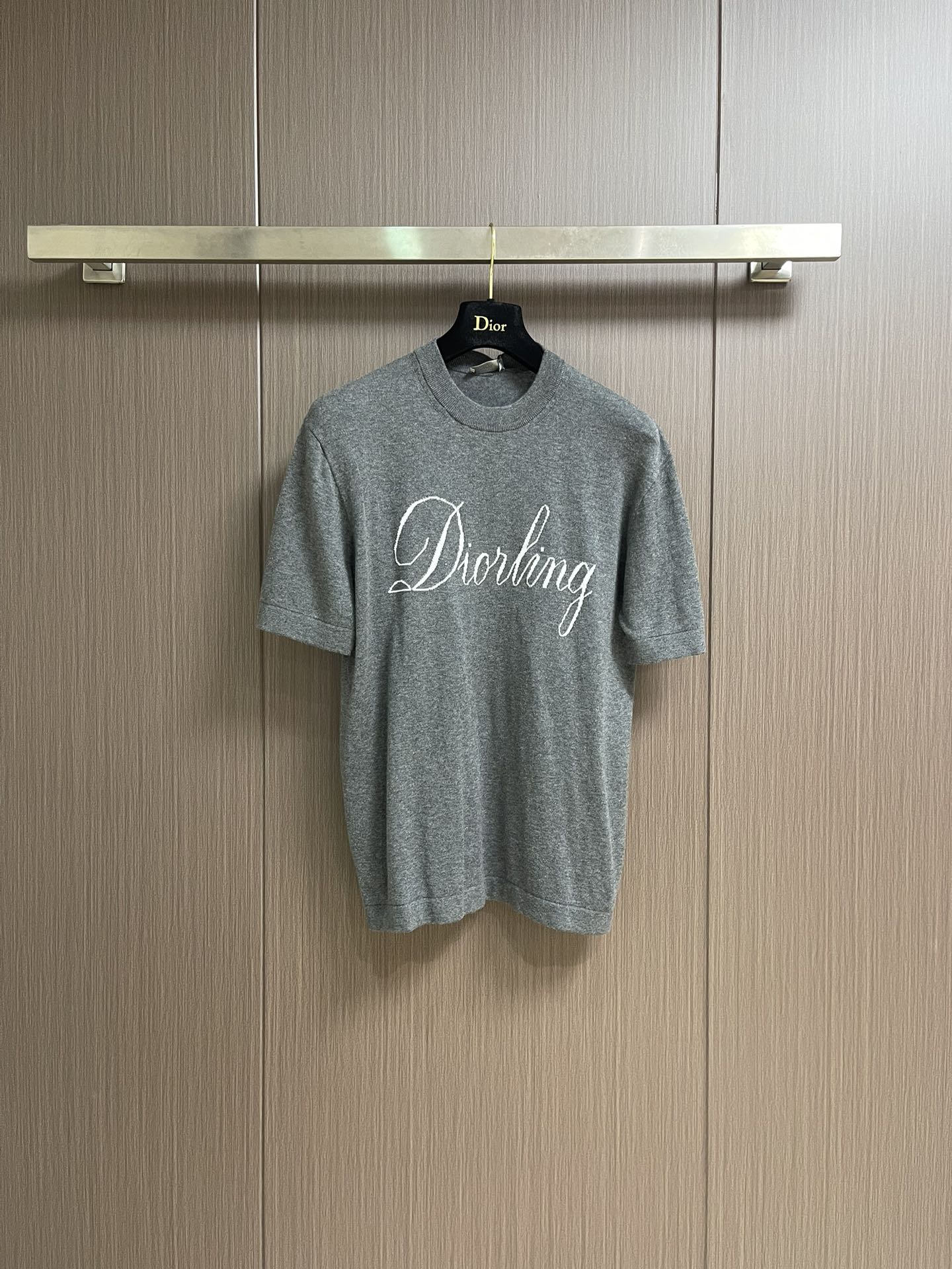 NO:515199,Dior 2025ss autumn new knitted short-sleeved round-neck T-shirt, a new product in the 2025 winter series, decorated with an inlay-woven Dior love logo inspired by Dior archives, paying tribute to Dior's inheritance. It is carefully crafted with blue wool blend jersey fabric and matched with a ribbed round neck. Casual tailoring can be matched with sports to create a casual and fashionable look. Size S-XL,,dior,dior,T-shirt,tees,t-shirt,alexander wang19860909Dior 2025ss秋季新款针织短袖圆领t恤,是二零二五冬季系列新品,饰以灵感源自 Dior档案的嵌花编织迪奥之爱标志,向 Dior 承传致敬.采用蓝色绵羊毛混纺平纹针织面料精心制作,搭配罗纹圆领.休闲剪裁,可与运动搭配,打造休闲时尚造型.尺码S-XL,,dior,dior,T-shirt,tees，t-shirt,alexander wang,Men's clothing