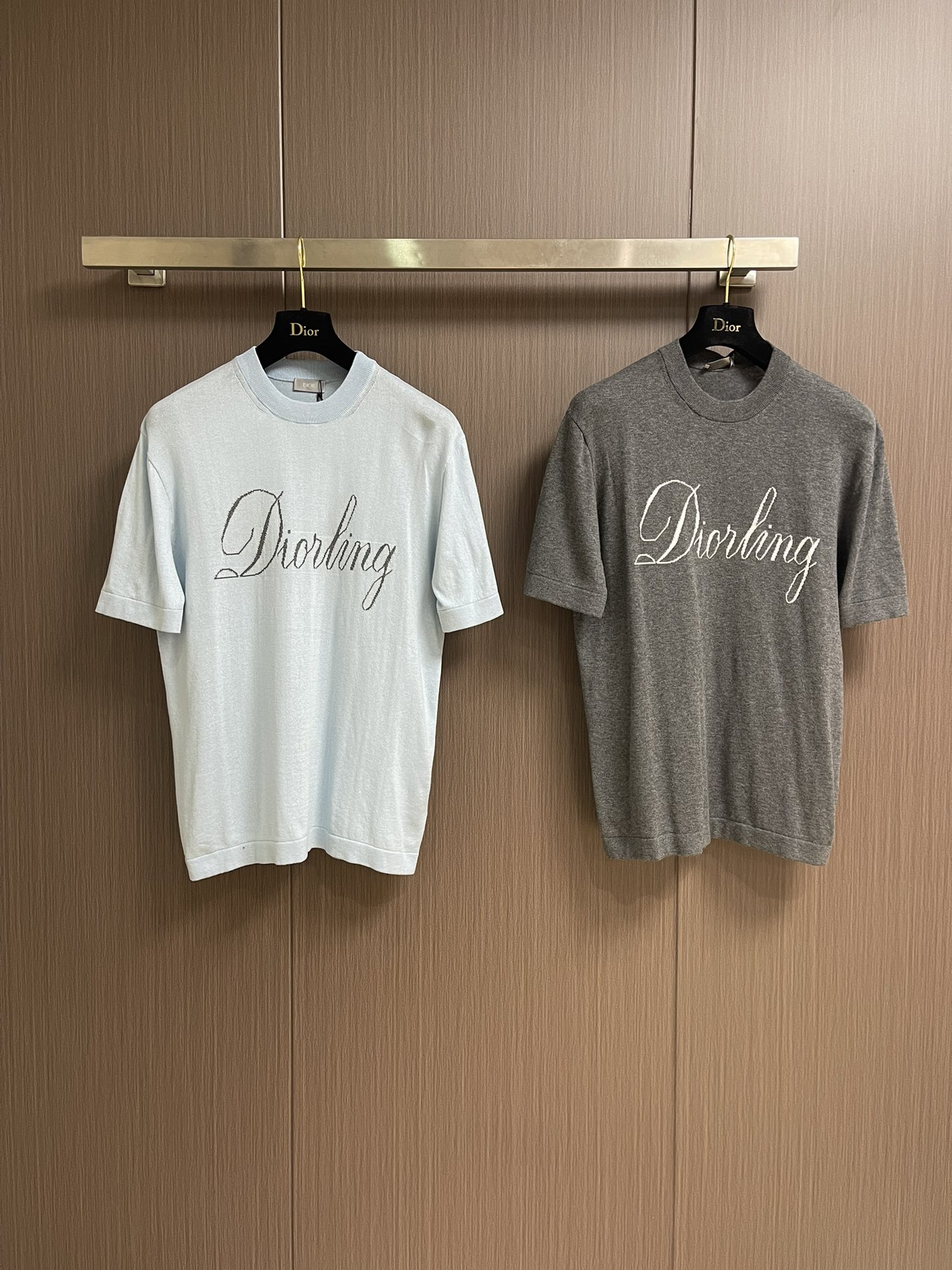 
Dior 2025ss秋季新款针织短袖圆领t恤，是二零二五冬季系列新品，饰以灵感源自 Dior档案的嵌