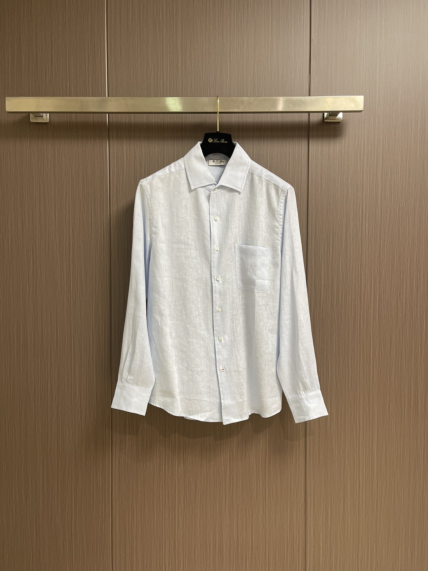 NO:514156,LP LoropianaSS Autumn New Andre Men's Long Sleeve Shirts, the outstanding Andre Shirts are designed with lapels, which can be worn open as a coat, allowing you to create a unique temperament. This brand's iconic shirt is specially made of linen fabric in this spring and summer series, which reveals a refreshing feeling of wearing in a loose and soft appearance. Special treatment makes the fabric softer, smoother, more drape and less likely to wrinkle. For men who pursue elegance and casualness, a rare treasure that is unique. Size S-XL, loro piana, loro piana, shirts, alexander wang19860909LP LoropianaSS秋新款Andre男士长袖衬衫,卓尔不群的Andre衬衫为翻领设计,可以敞开着当外衣穿,让您打造与众不同的气质.这款品牌标志性衬衫在此春夏系列特别采用亚麻面料制作,松柔外观中透出清爽的穿着感.特别处理使面料更加柔软、顺滑,更富垂坠感且不易起皱.为追求高雅、休闲兼蓄的男士献上一件百不一遇的珍品.尺码S-XL,,loro piana,loro piana,shirts,alexander wang,Men's clothing