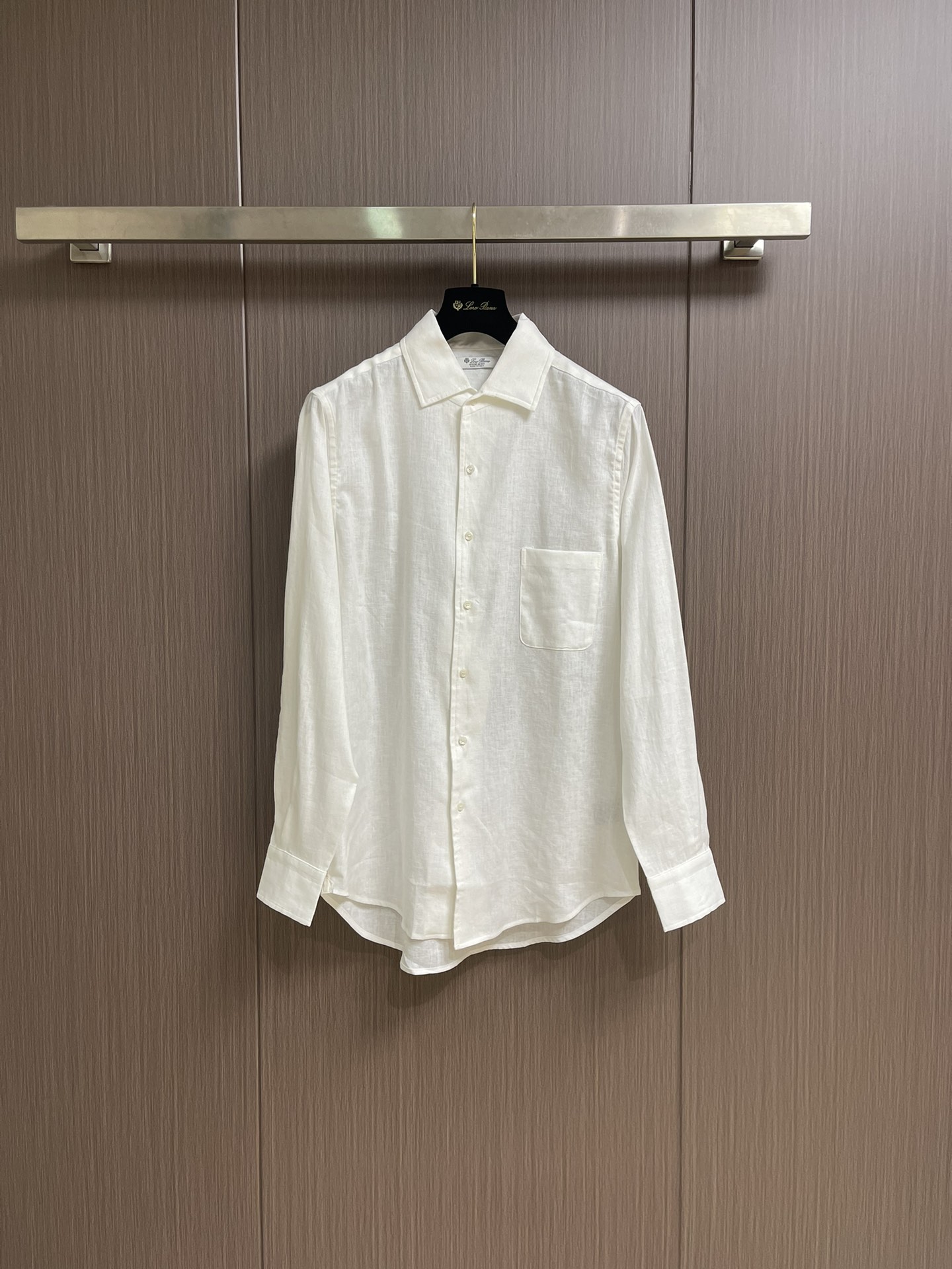 NO:512729,LP Loropiana 2025SS Autumn New Andre Men's Long Sleeve Shirts, the outstanding Andre Shirts are designed with lapels, which can be worn open as a coat, allowing you to create a unique temperament. This brand's iconic shirt is specially made of linen fabric in this spring and summer series, which reveals a refreshing feeling of wearing in a loose and soft appearance. Special treatment makes the fabric softer, smoother, more drape and less likely to wrinkle. For men who pursue elegance and casualness, a rare treasure that is unique. Size S-XL, loro piana, loro piana, shirts, alexander wang19860909LP Loropiana2025SS秋新款Andre男士长袖衬衫,卓尔不群的Andre衬衫为翻领设计,可以敞开着当外衣穿,让您打造与众不同的气质.这款品牌标志性衬衫在此春夏系列特别采用亚麻面料制作,松柔外观中透出清爽的穿着感.特别处理使面料更加柔软、顺滑,更富垂坠感且不易起皱.为追求高雅、休闲兼蓄的男士献上一件百不一遇的珍品.尺码S-XL,,loro piana,loro piana,shirts,alexander wang,Men's clothing