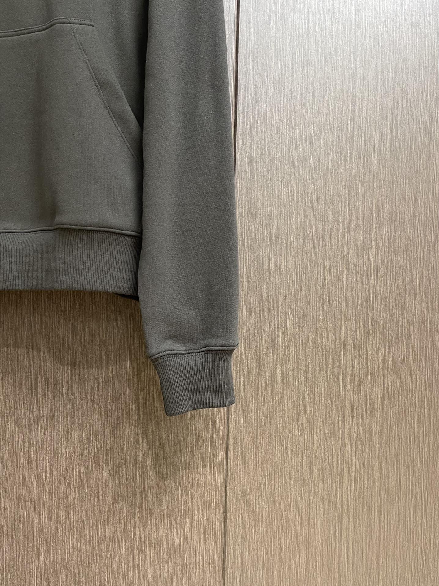 
YS SaintLaurent 刺绣连帽卫衣，定制定染棉阳离子铂尔精纺绒 细腻柔软 舒适贴肤 以高级深