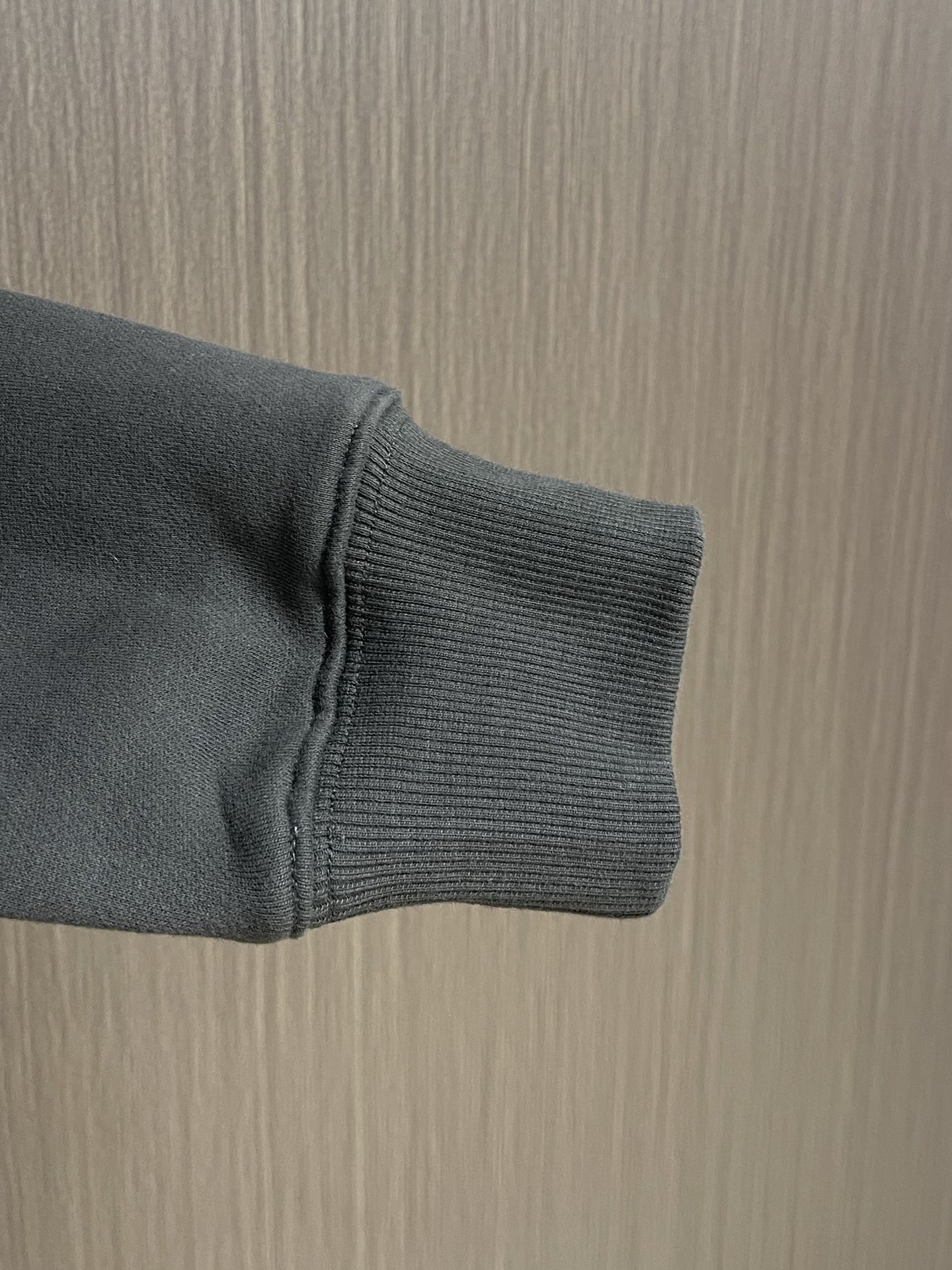 
YS SaintLaurent 刺绣连帽卫衣，定制定染棉阳离子铂尔精纺绒 细腻柔软 舒适贴肤 以高级深