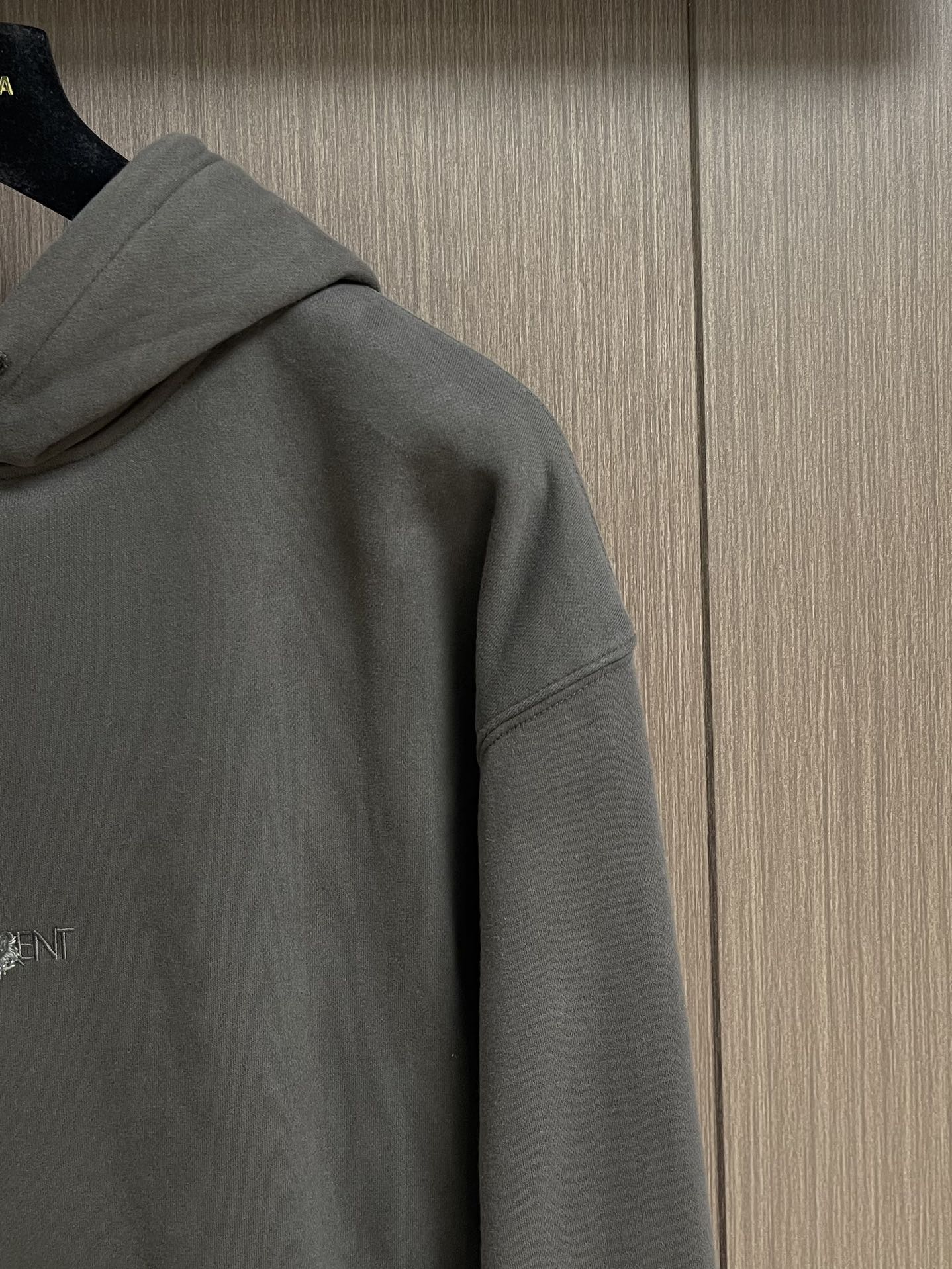 
YS SaintLaurent 刺绣连帽卫衣，定制定染棉阳离子铂尔精纺绒 细腻柔软 舒适贴肤 以高级深