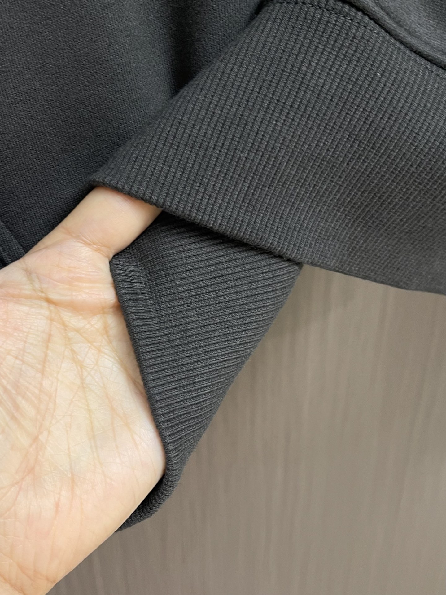 
YS SaintLaurent 刺绣连帽卫衣，定制定染棉阳离子铂尔精纺绒 细腻柔软 舒适贴肤 以高级深