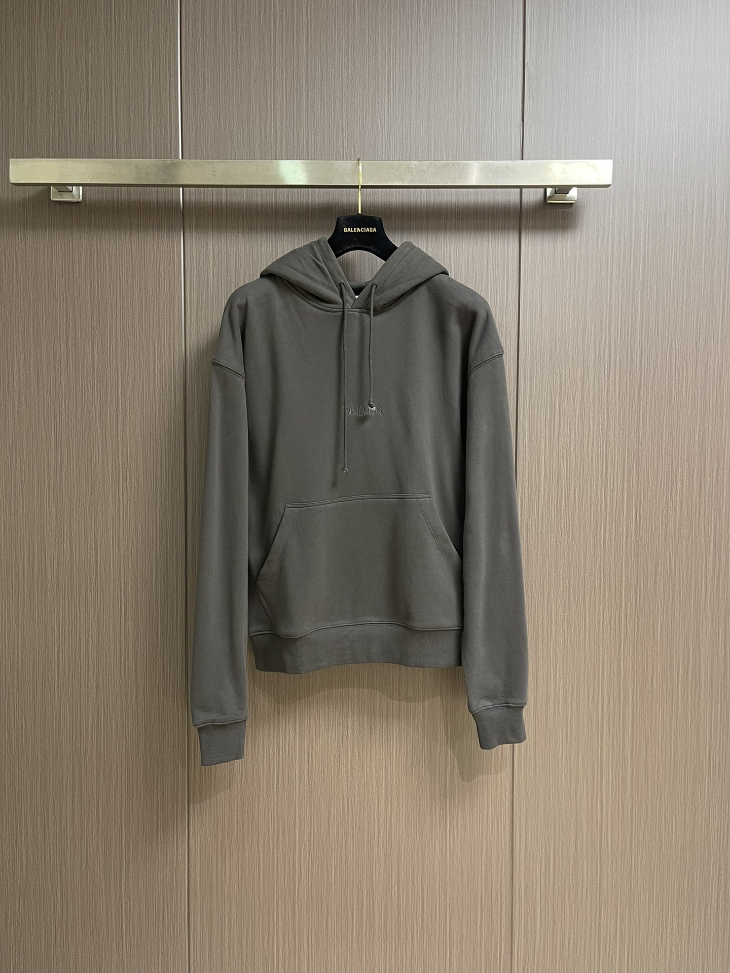 NO:514147,YS SaintLaurent embroidered hooded sweatshirt, customized dyed cotton cationic plaster worsted velvet, delicate and soft, comfortable skin-fitting, high-definition, restrained and deep, SAINT LAURENT embroidery in the same color, quietly emerged on the chest, outlining the brand logo, simple and elegant, smooth and natural, low-key posture, interpreting the ultimate elegance and unruly, a dreammaker who wrote the legend of Saint Laurent with unique brushstrokes, uses imported machine embroidery technology, uses advanced computer control systems and precise mechanical components to realize SaintLaurent logo embroidery operation, high precision, smooth and delicate lines, fabrics have been washed, with better texture, not easy to deform, not easy to shrink, not easy to fade, maintaining long-term beauty. Size S-XL,,saint  laurent,saint laurent,hoodie,sweatshirts,hats,alexander wang19860909YS SaintLaurent 刺绣连帽卫衣,定制定染棉阳离子铂尔精纺绒 细腻柔软 舒适贴肤 以高级深灰色为主基调 内敛而深邃 同色系的SAINT LAURENT刺绣悄然浮现于胸前 若隐若现地勾勒出品牌标识 剪裁简洁大方 线条流畅自然 以低调之姿 诠释着极致的高雅与不羁 以独特笔触书写圣罗兰传奇的造梦师,采用进口机刺绣工艺 使用先进的计算机控制系统和精密的机械部件 实现SaintLaurent 标识刺绣作业 精度高 线条流畅而细腻 面料都经过浇洗 手感质感更佳 不易变形 不易缩水 不易褪色 保持长久的美观.尺码S-XL,,saint laurent,saint laurent,hoodie,sweatshirts,hats,alexander wang,Men's clothing