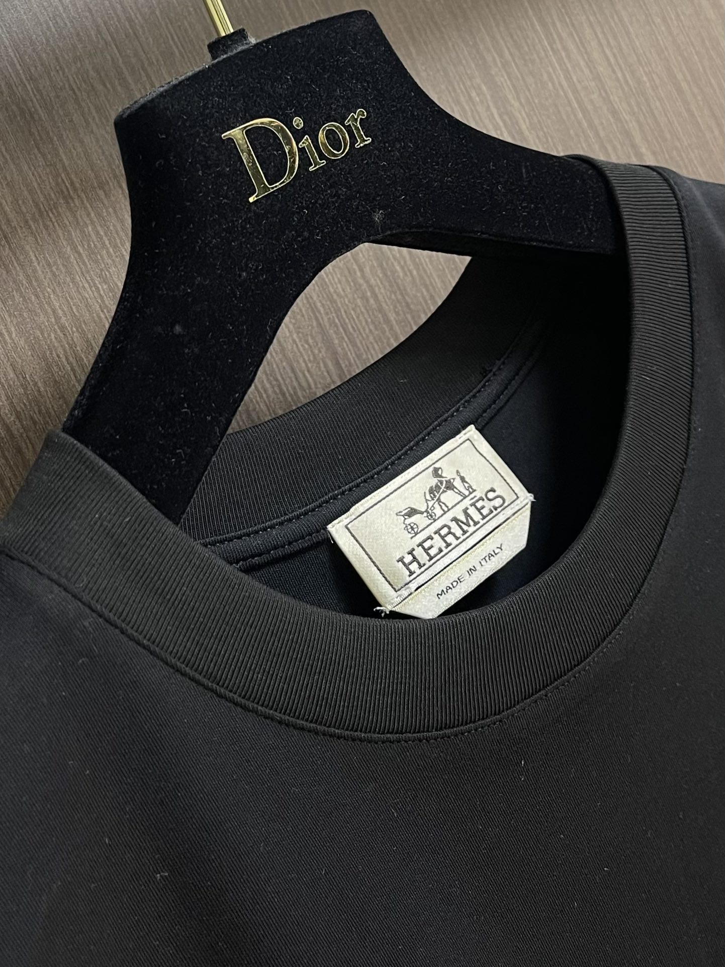 
Hermes 新款全棉短袖圆领T恤，饰有HCheval细节，HCheval可水洗羊羔皮迷你贴饰，舒适透