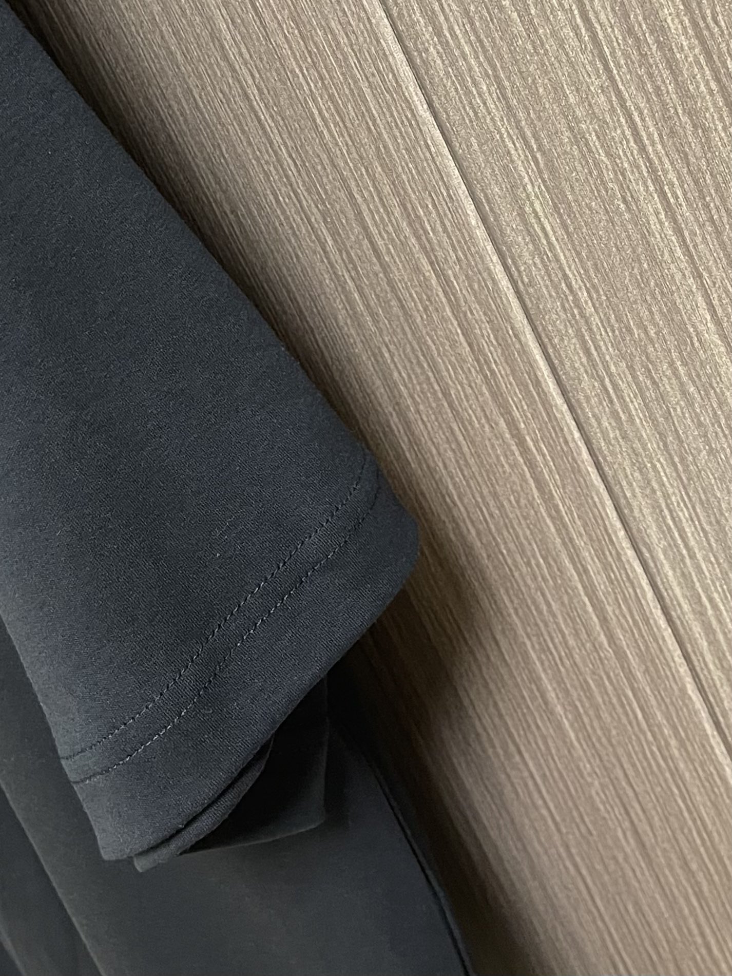 
Hermes 新款全棉短袖圆领T恤，饰有HCheval细节，HCheval可水洗羊羔皮迷你贴饰，舒适透