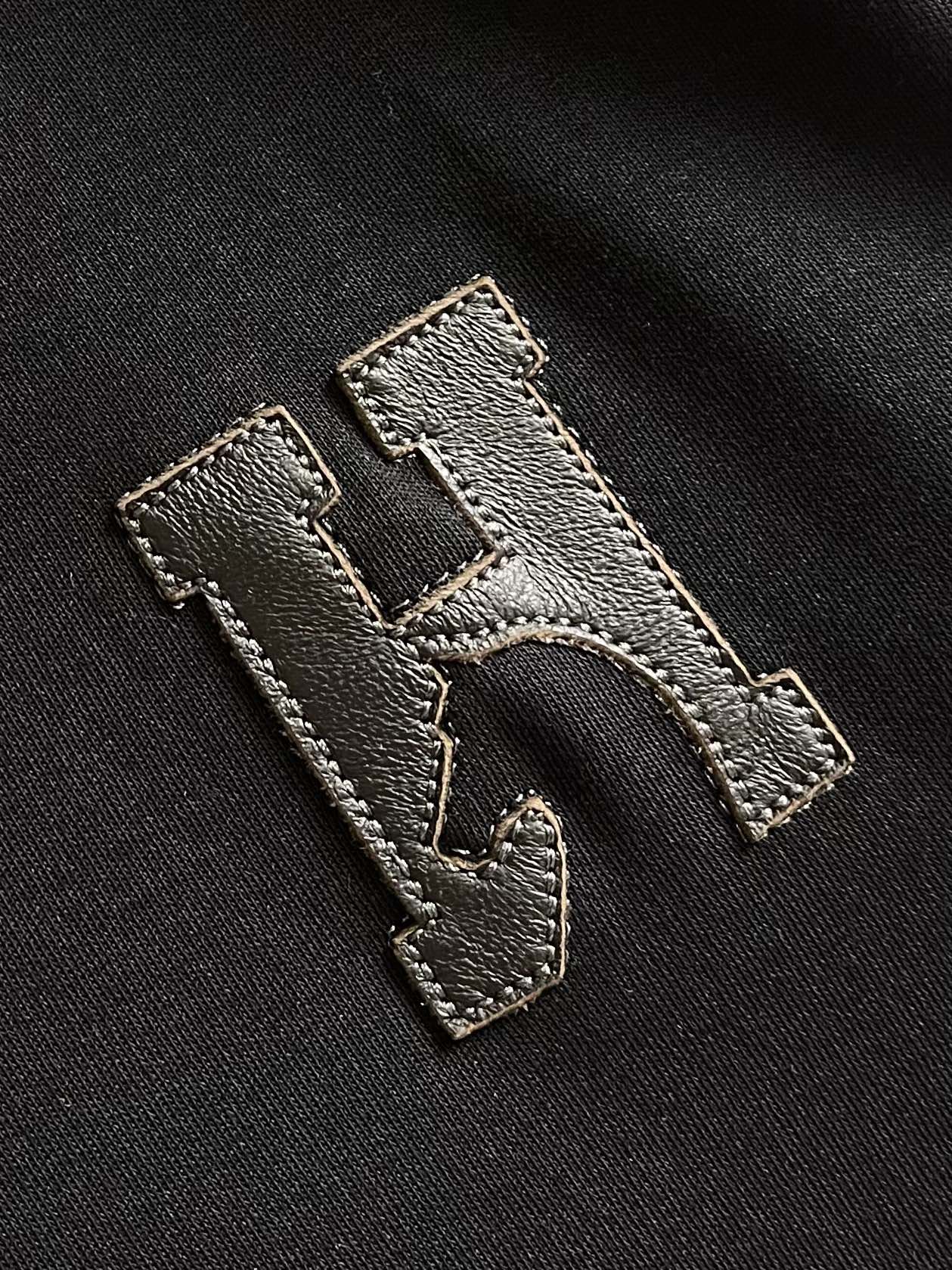 
Hermes 新款全棉短袖圆领T恤，饰有HCheval细节，HCheval可水洗羊羔皮迷你贴饰，舒适透