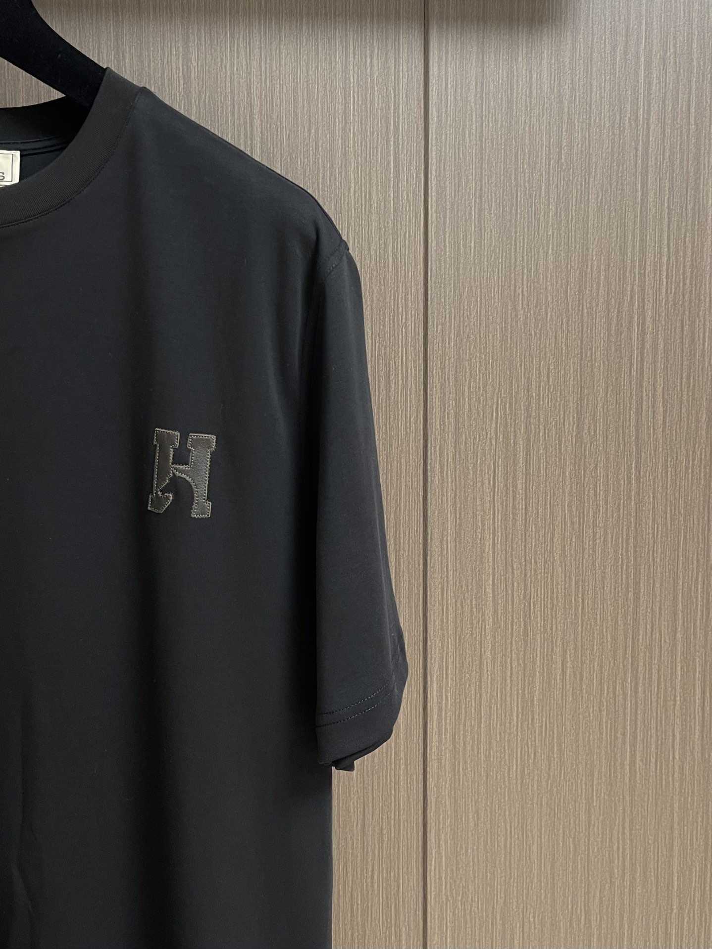 
Hermes 新款全棉短袖圆领T恤，饰有HCheval细节，HCheval可水洗羊羔皮迷你贴饰，舒适透