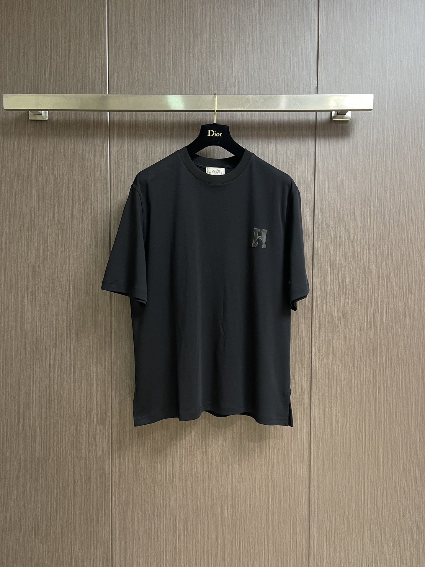 NO:514153,Hermes new cotton short-sleeved round neck T-shirt with 'HCheval' details, 'HCheval' washable lamb leather mini patch, comfortable and breathable, top leather craft letter pattern decoration logo, handsome and stylish upper body, size S-XL, hermes, T-shirt, tees, t-shirt, alexander wang19860909Hermes 新款全棉短袖圆领T恤,饰有'HCheval'细节,'HCheval'可水洗羊羔皮迷你贴饰,舒适透气,顶级皮革工艺字母图案装饰logo,上身帅气有型,尺码S-XL,,hermes,T-shirt,tees，t-shirt,alexander wang,Men's clothing