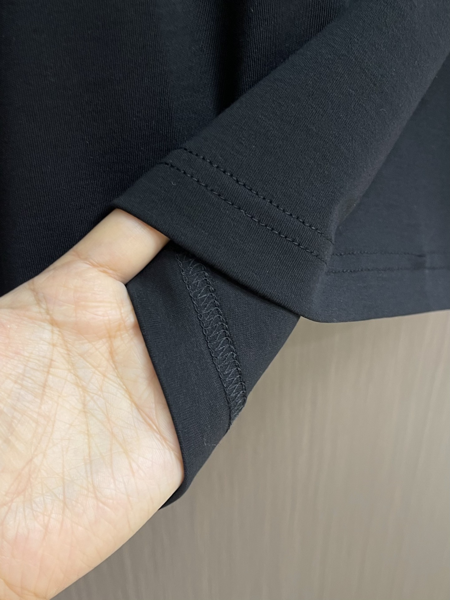 
Hermes 新款全棉短袖圆领T恤，饰有HCheval细节，HCheval可水洗羊羔皮迷你贴饰，舒适透